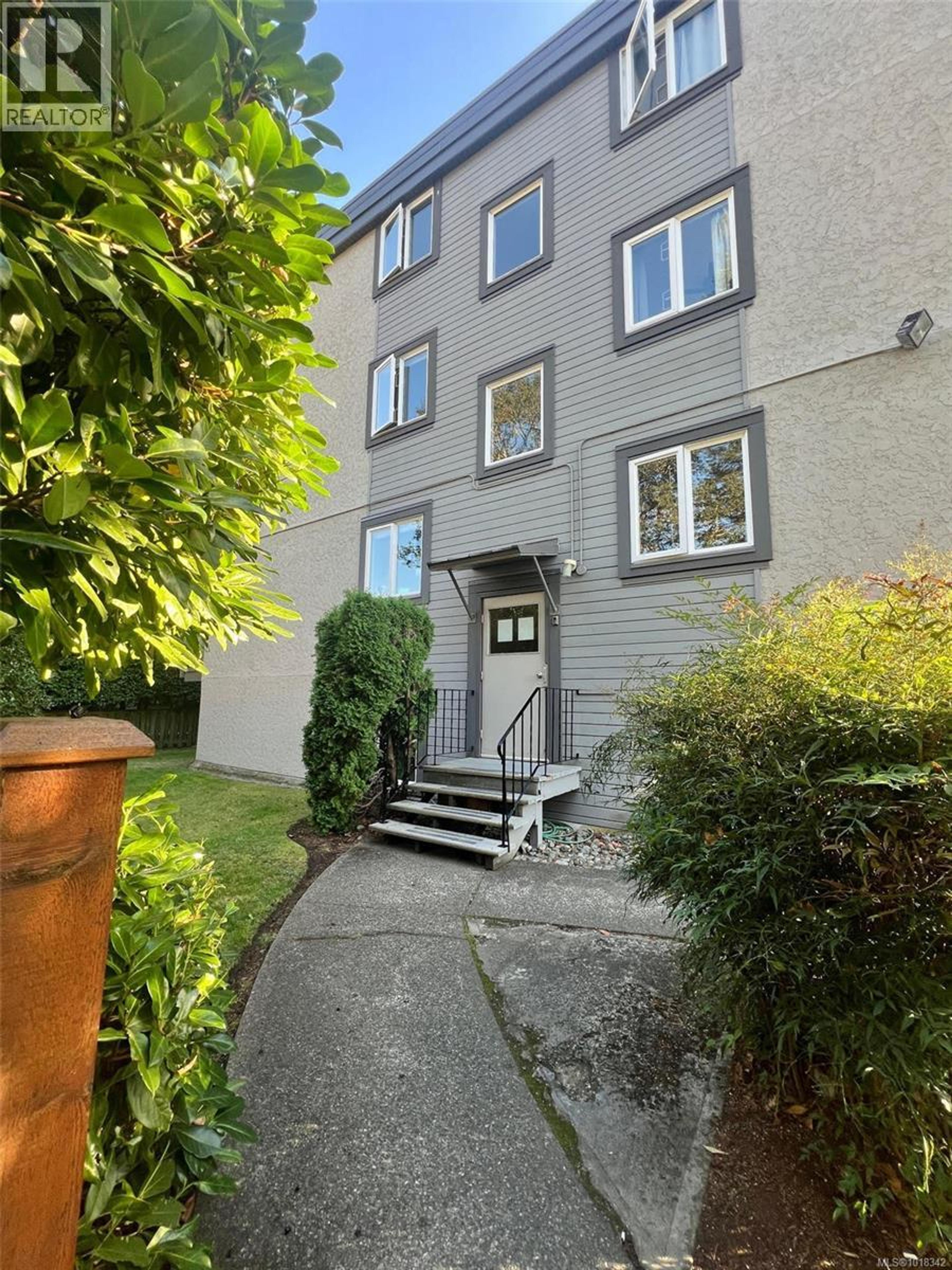 1342 Hillside Ave, Victoria - Exteriors - Photo 3