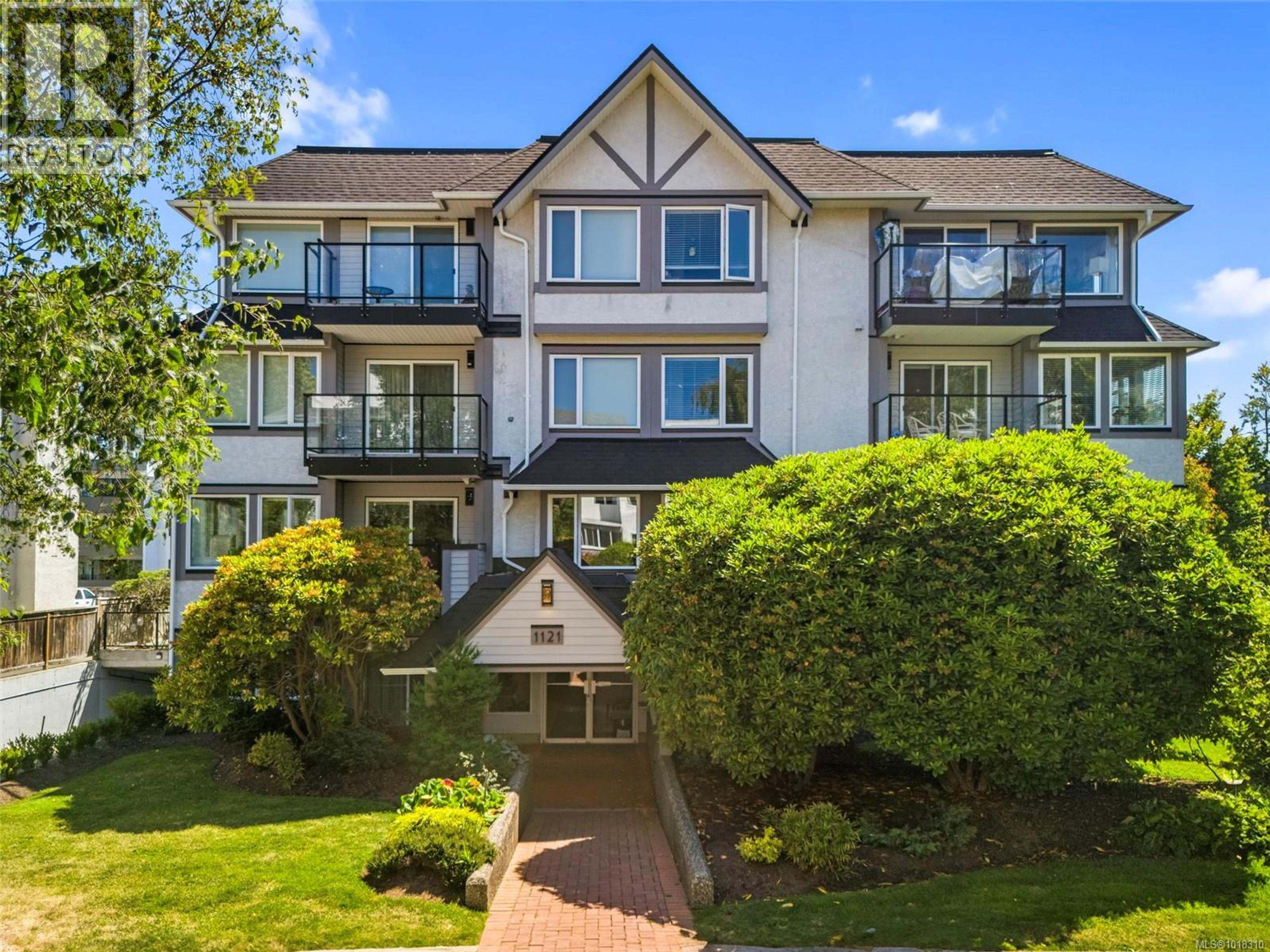 1121 Oscar St, Victoria - Exteriors - Photo 1