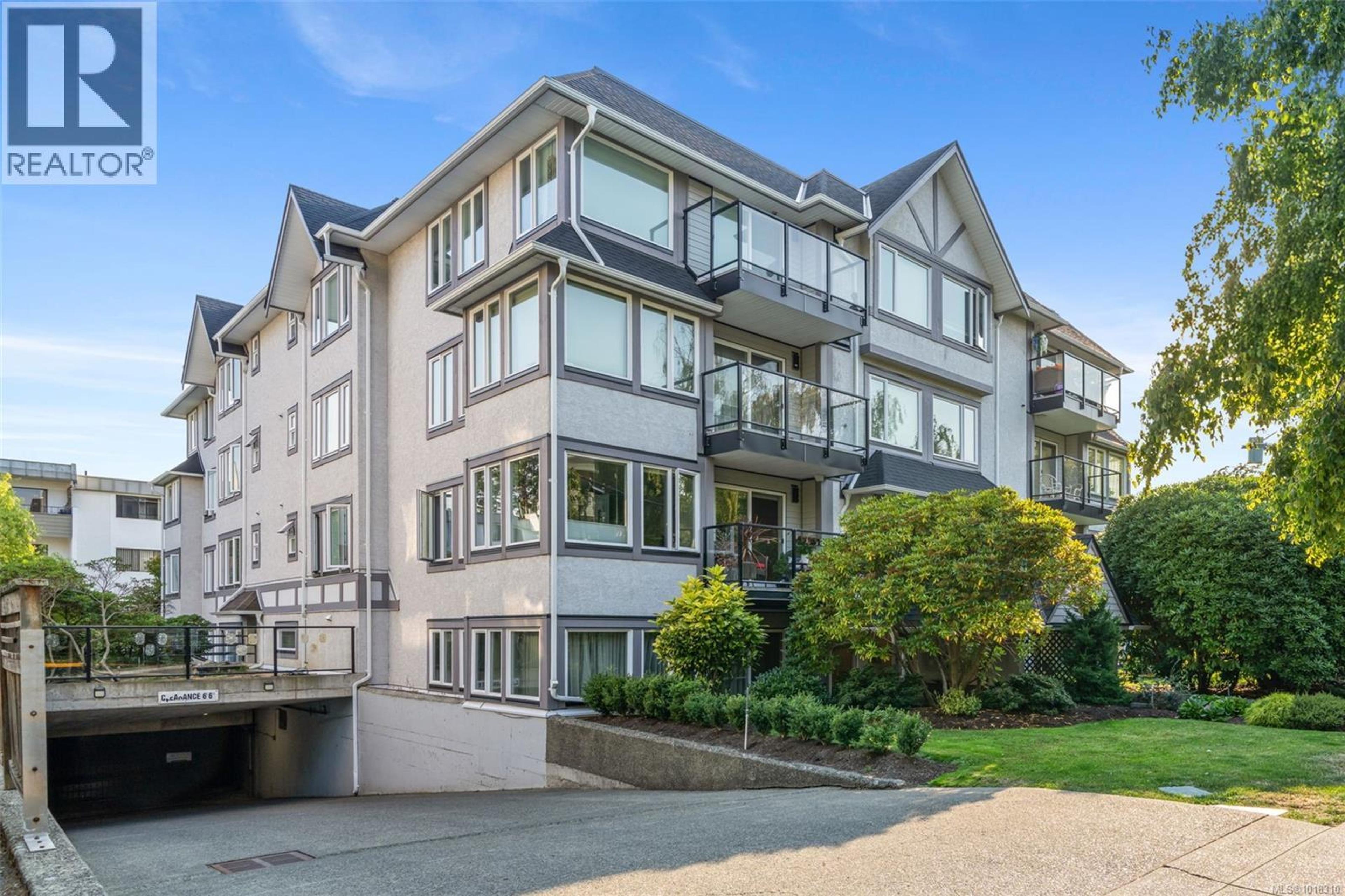 1121 Oscar St, Victoria - Exteriors - Photo 2