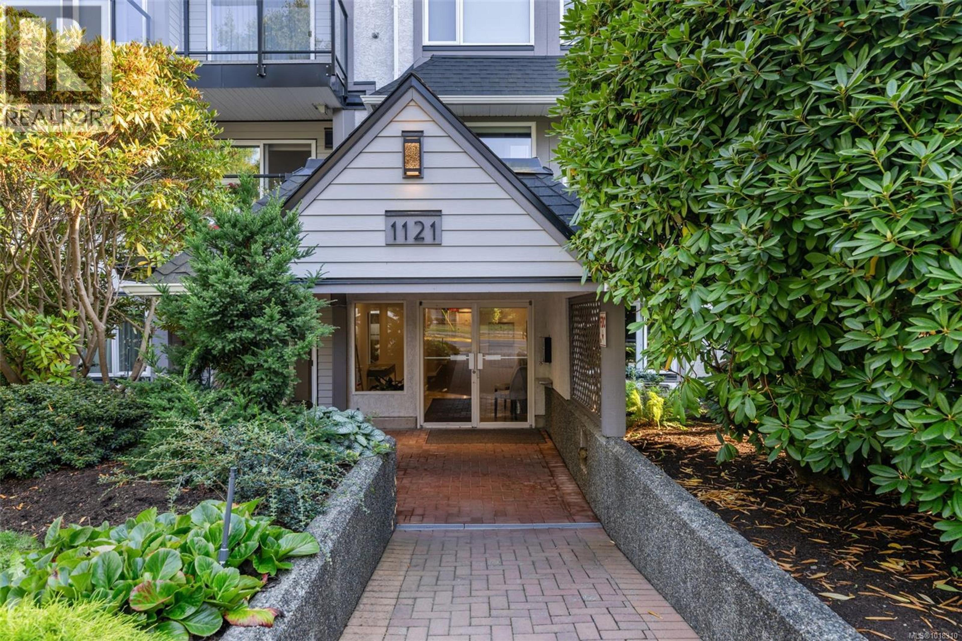 1121 Oscar St, Victoria - Exteriors - Photo 3