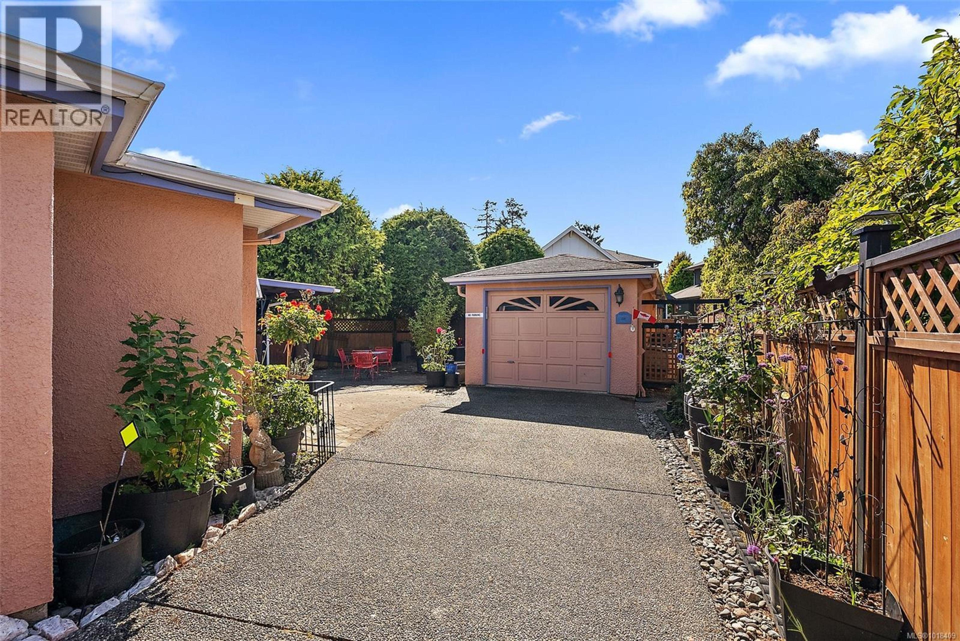 10386 Resthaven Dr, Sidney - Exteriors - Photo 4