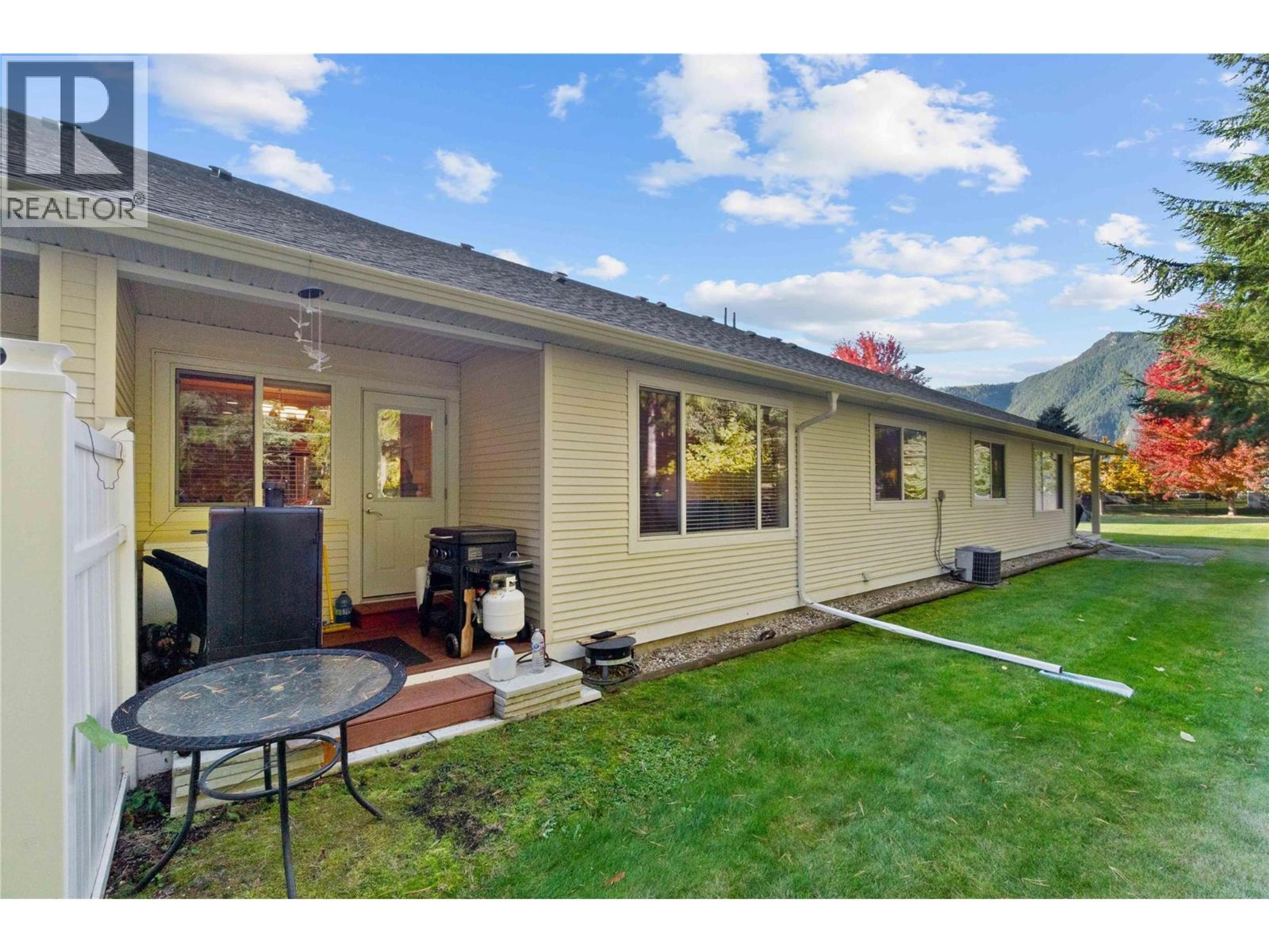 222 Martin Street, Sicamous - Exteriors - Photo 6