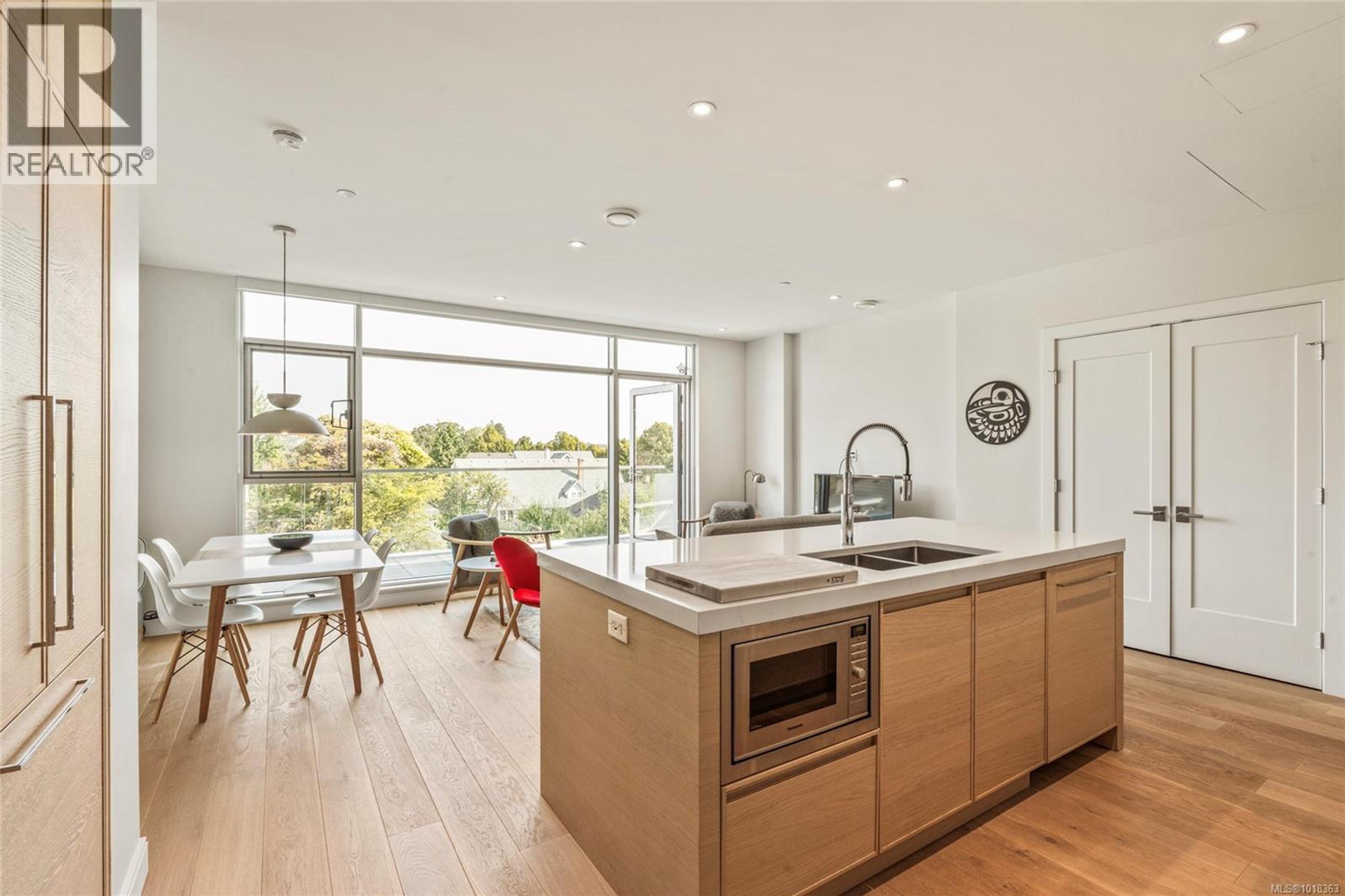 #301 1916 OAK BAY AVE - Image 2