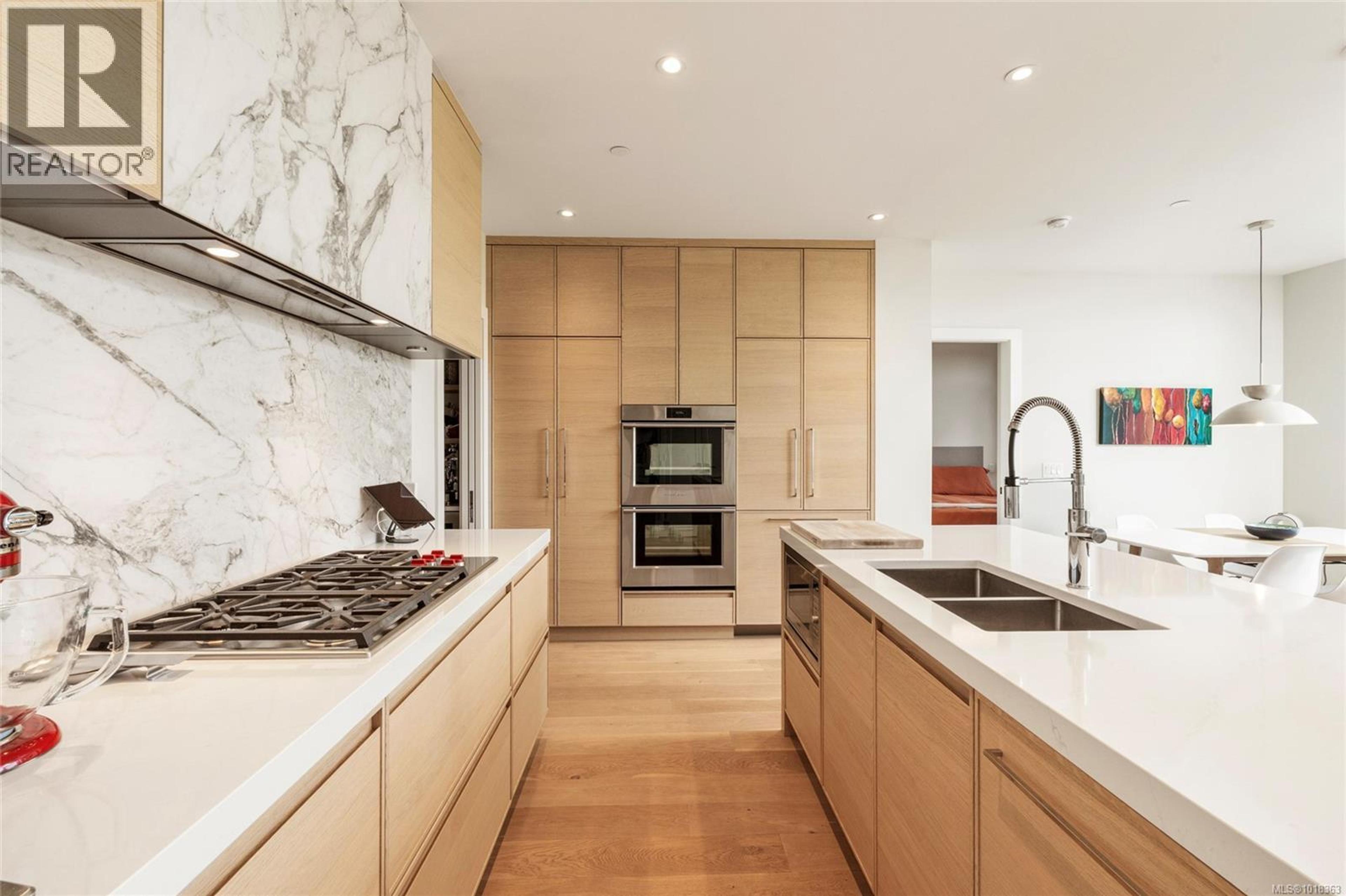 #301 1916 OAK BAY AVE - Image 3