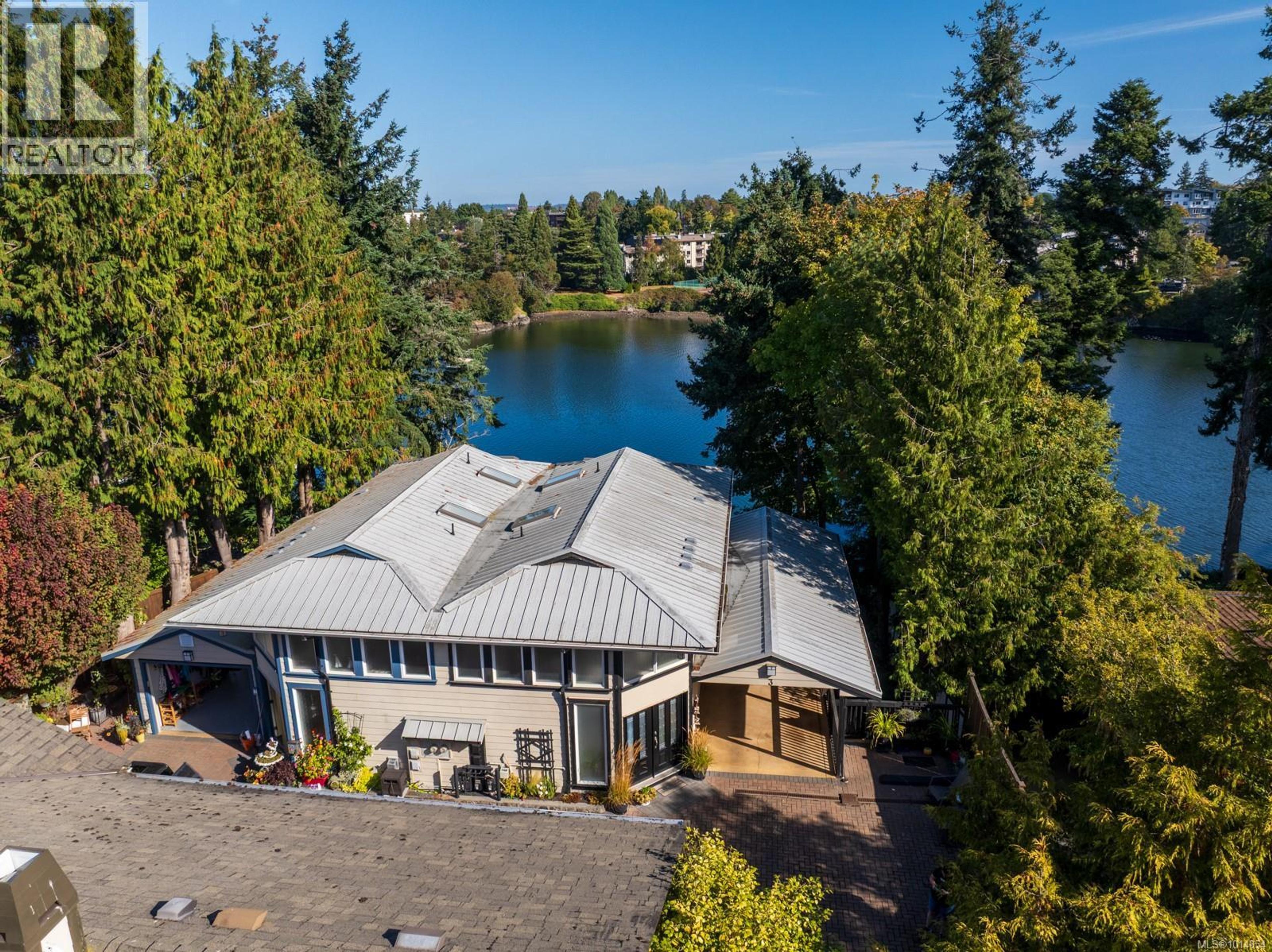1004 DeCosta Pl, Esquimalt - Exteriors - Drone/Aerial View - Photo 2