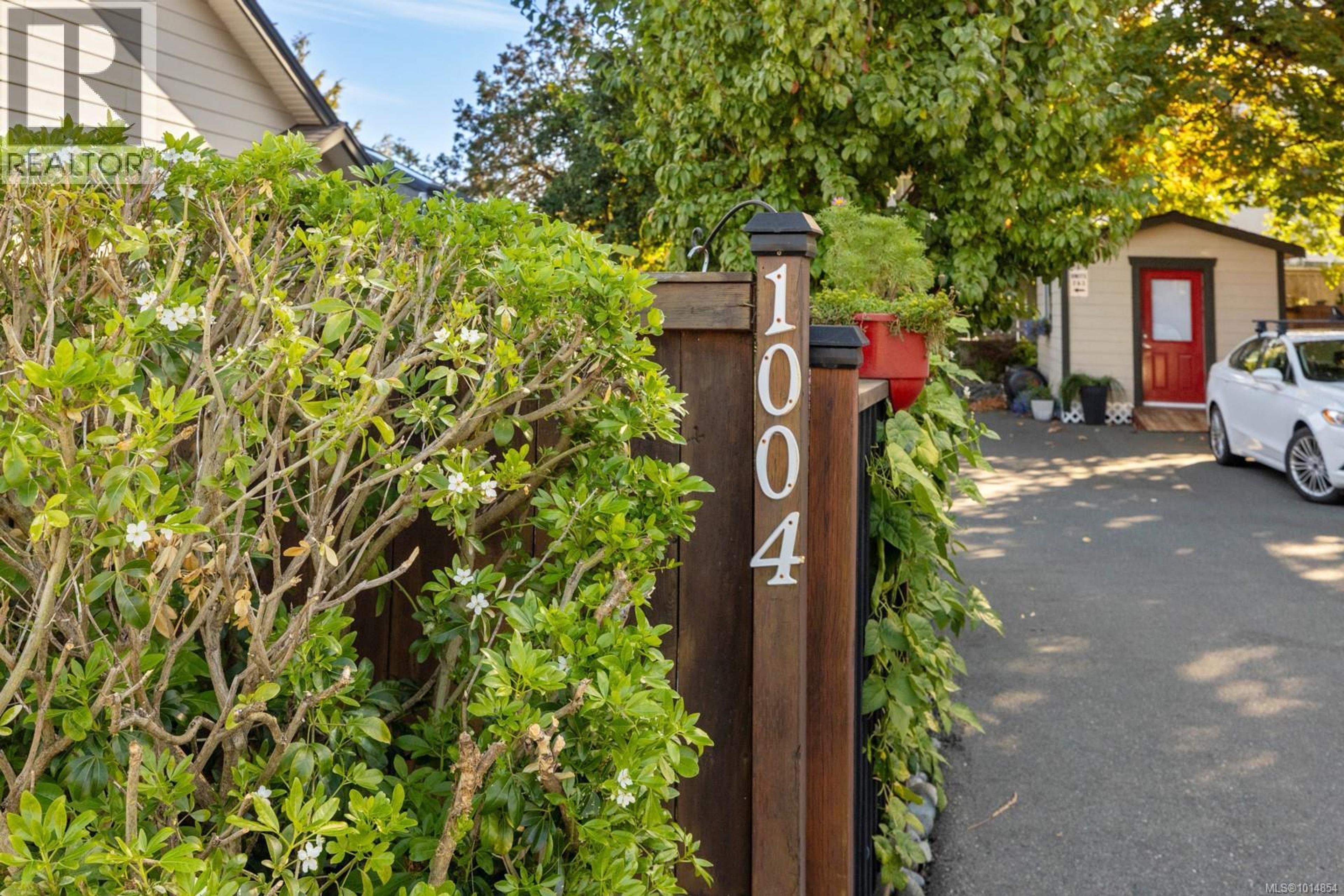 1004 DeCosta Pl, Esquimalt - Exteriors - Photo 9