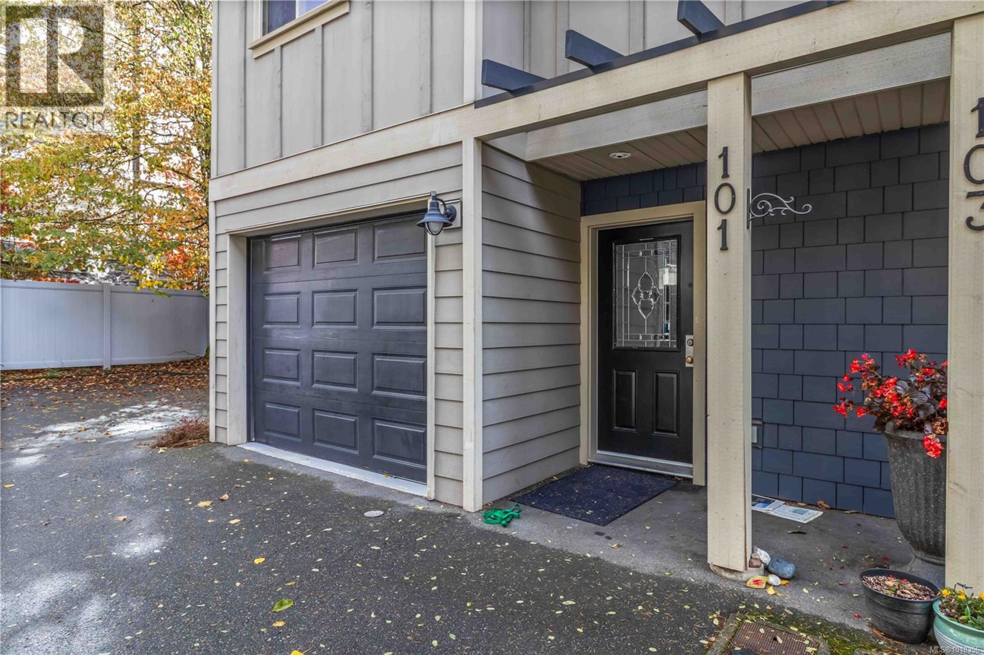 2710 Peatt Rd, Langford - Exteriors - Photo 4