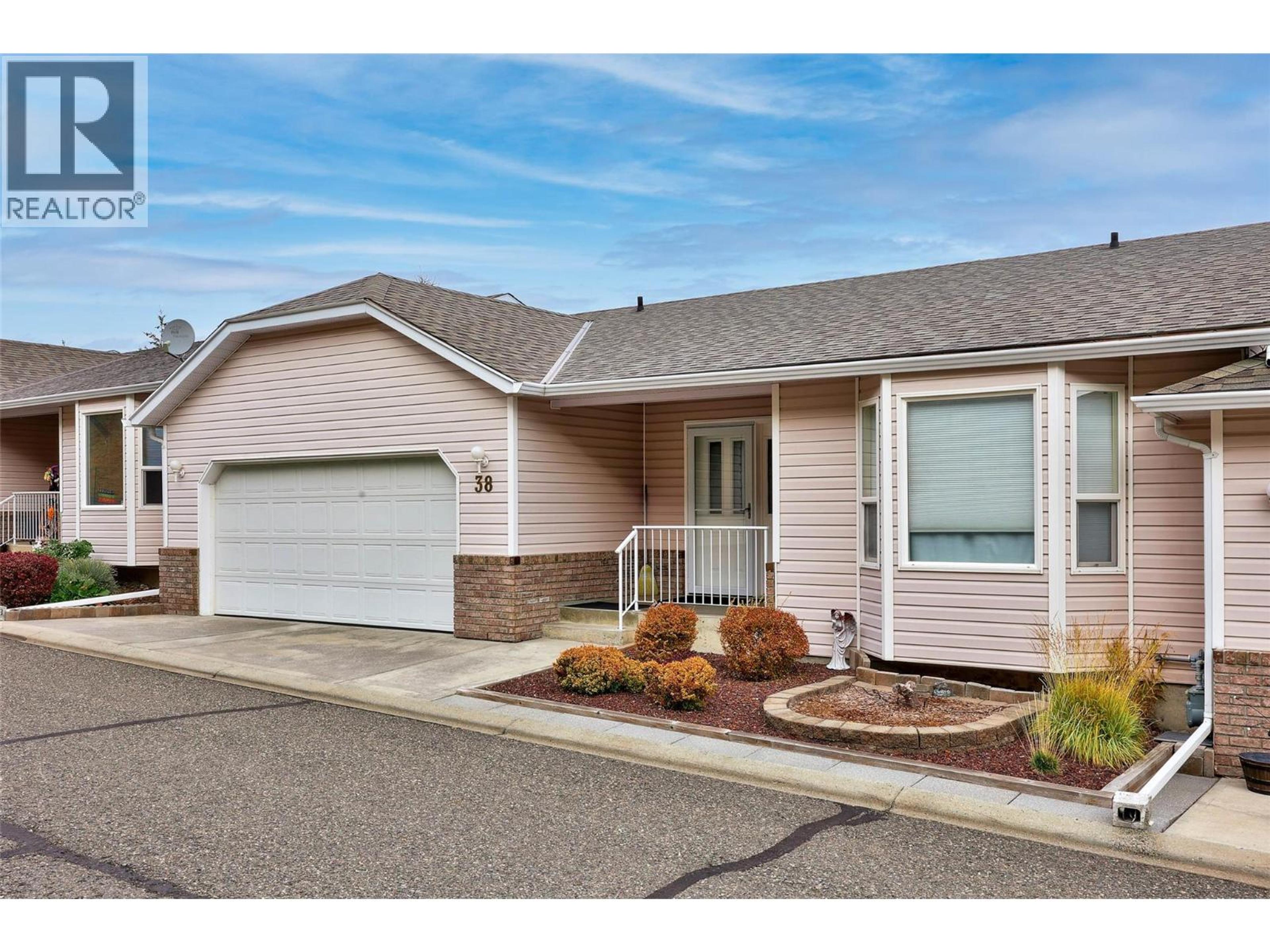 2022 Pacific Way, Kamloops - Exteriors - Photo 2