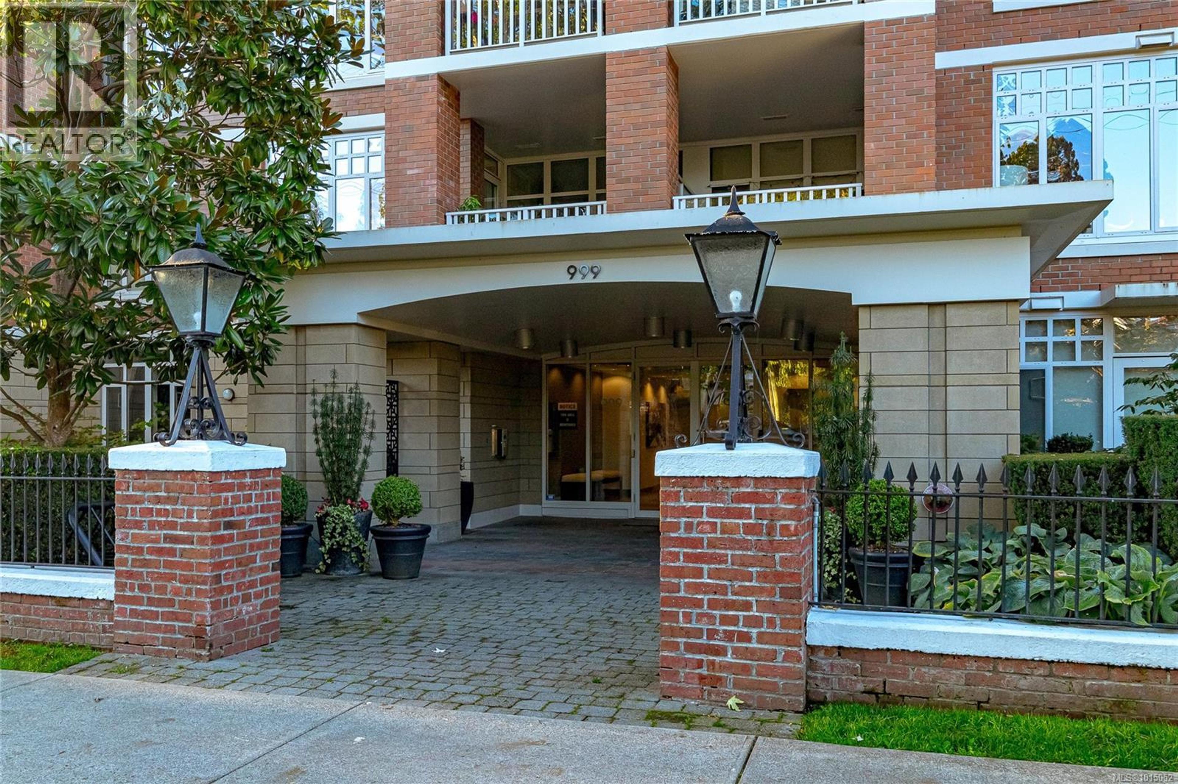 999 Burdett Ave, Victoria - Exteriors - Photo 2