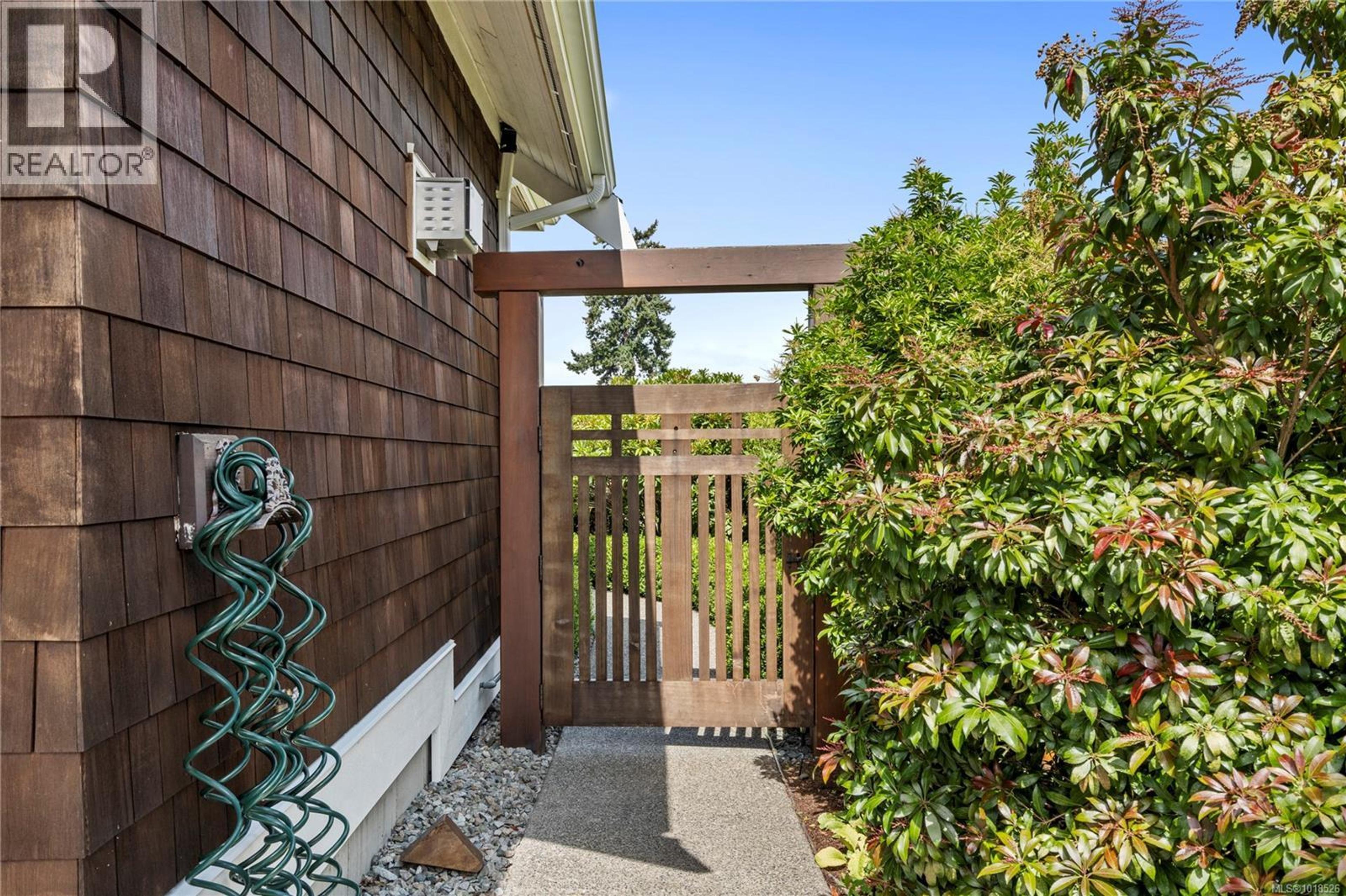 834 Bluffs Dr, Qualicum Beach - Exteriors - Photo 8