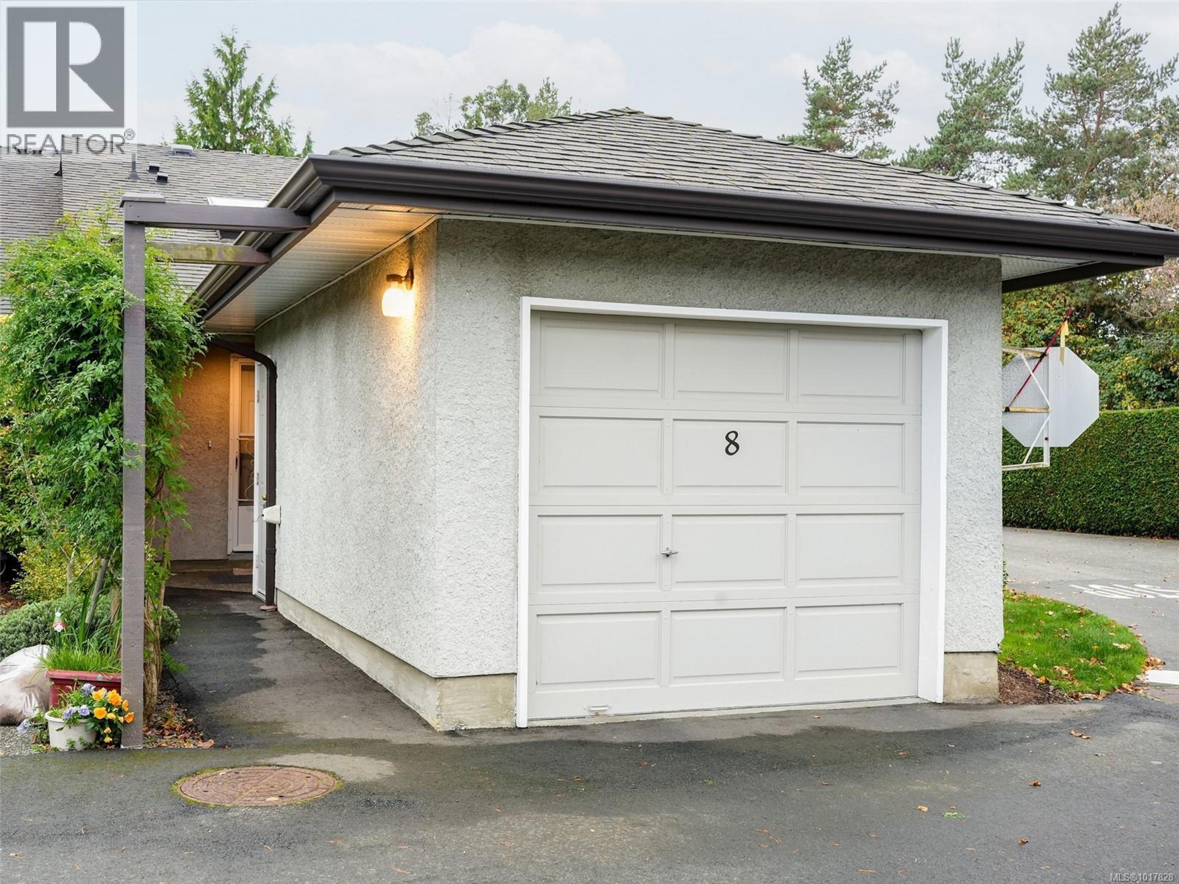 2070 Amelia Ave, Sidney - Exteriors - Photo 2