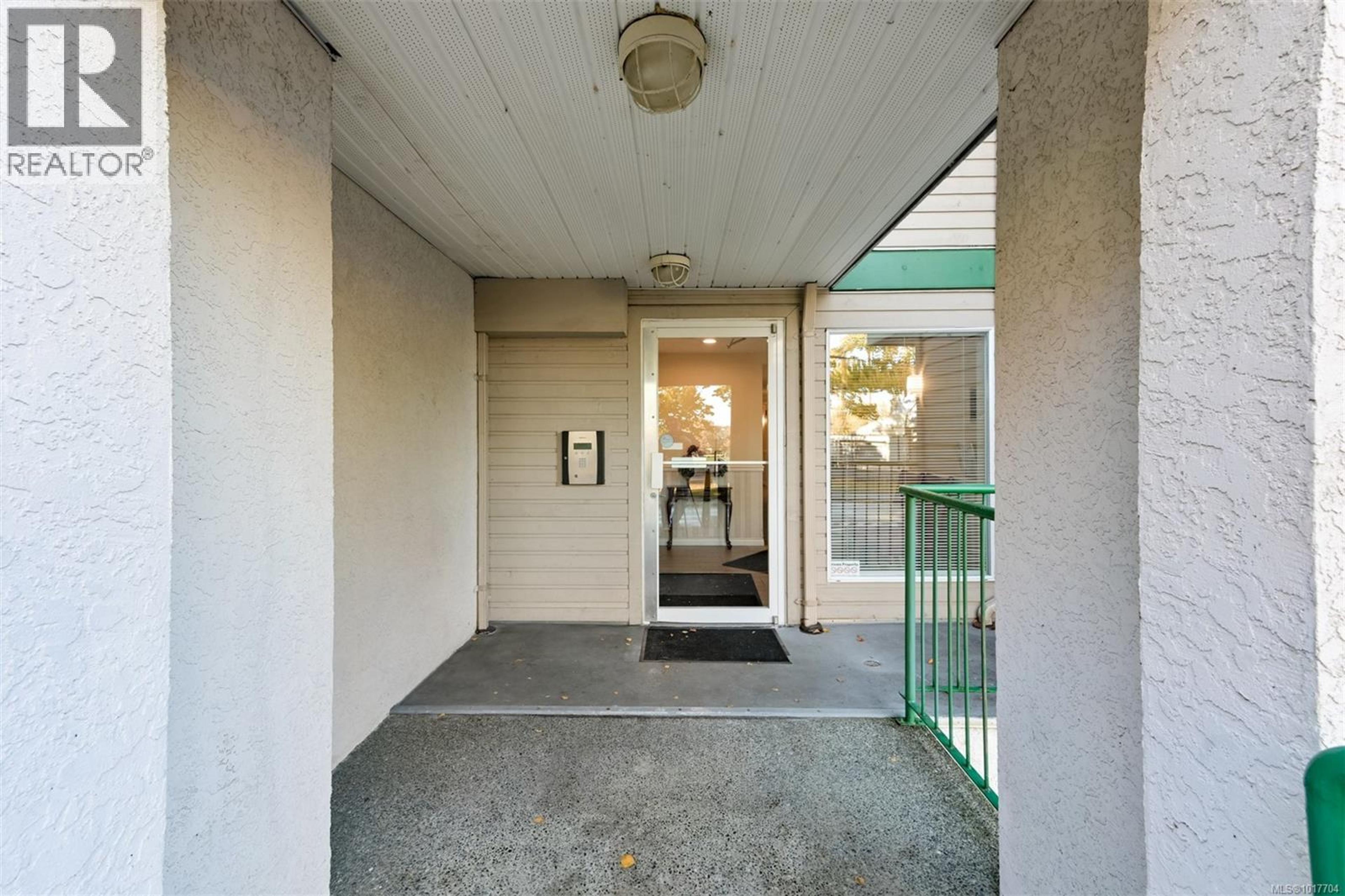 1007 Caledonia Ave, Victoria - Exteriors - Photo 3