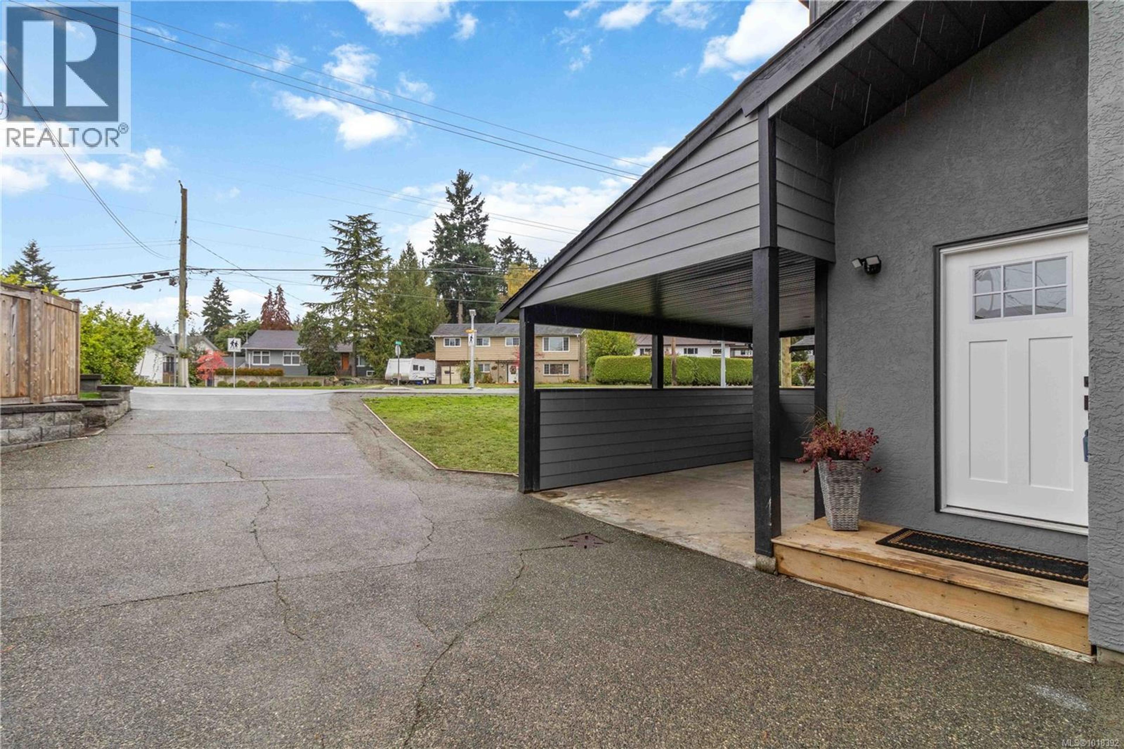 7004 Wallace Dr, Central Saanich - Exteriors - Photo 2