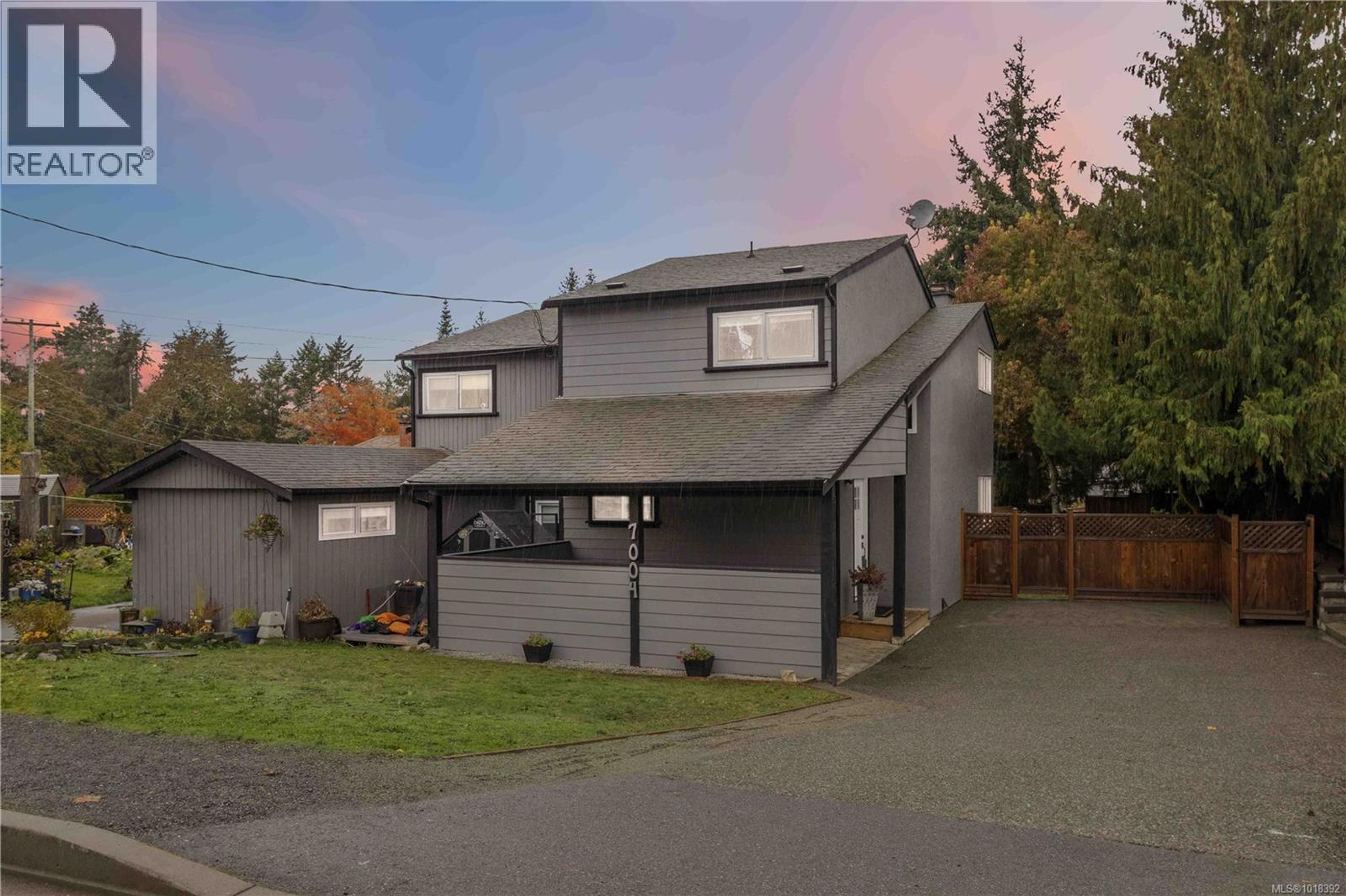 7004 Wallace Dr, Central Saanich - Exteriors - Photo 4
