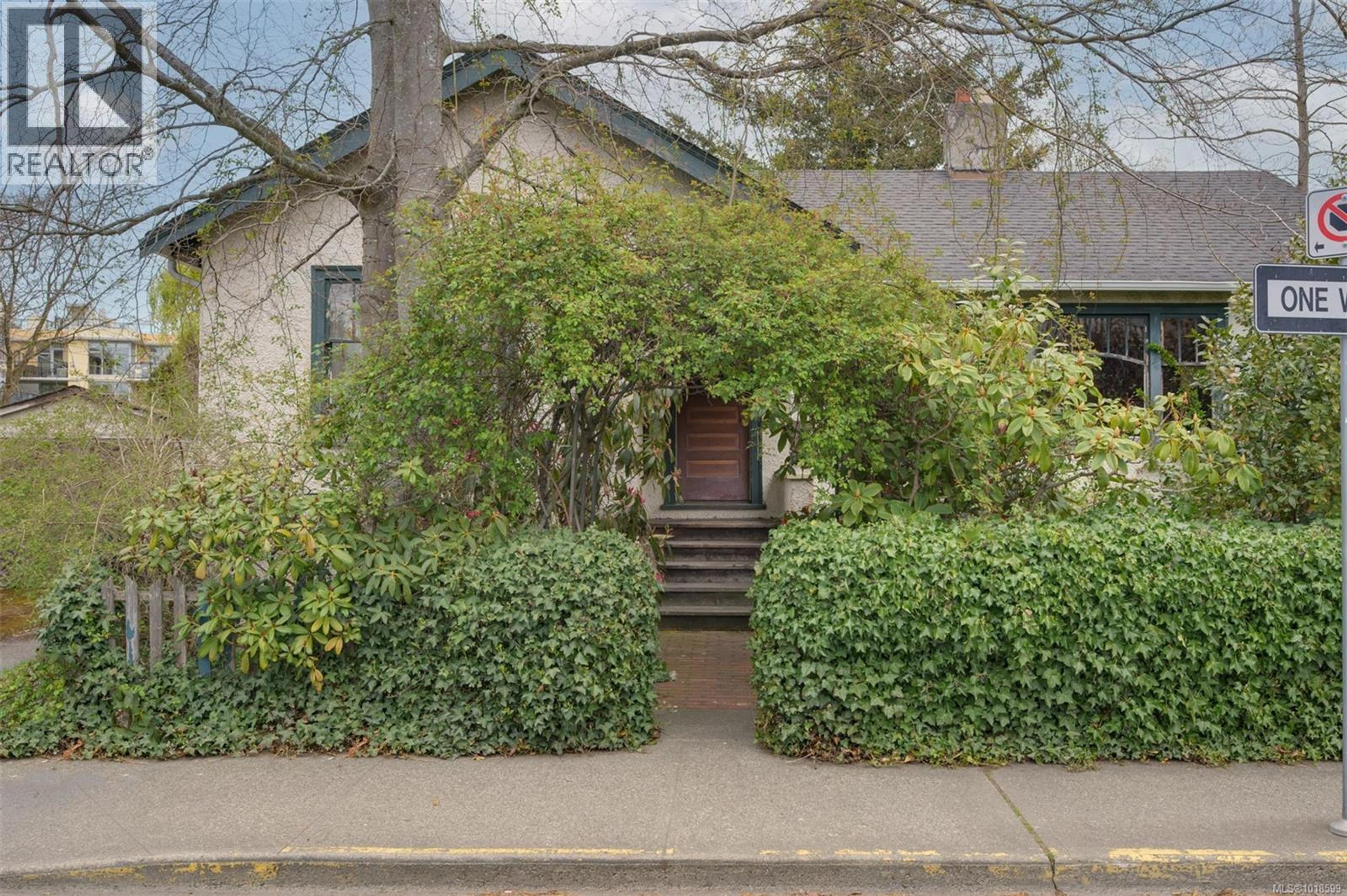 516 SIMCOE ST - Main Image