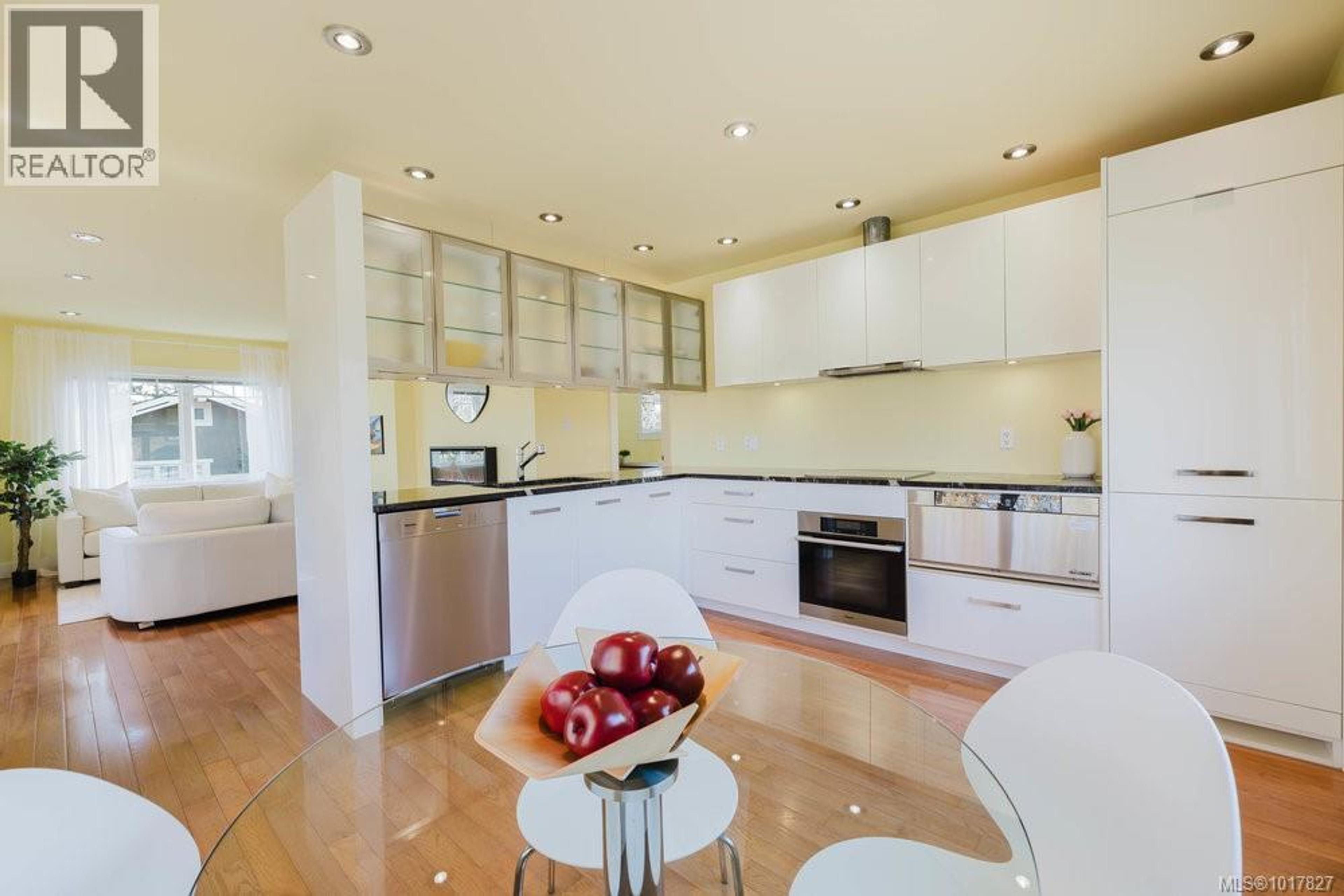 1865 QUAMICHAN ST - Main Image