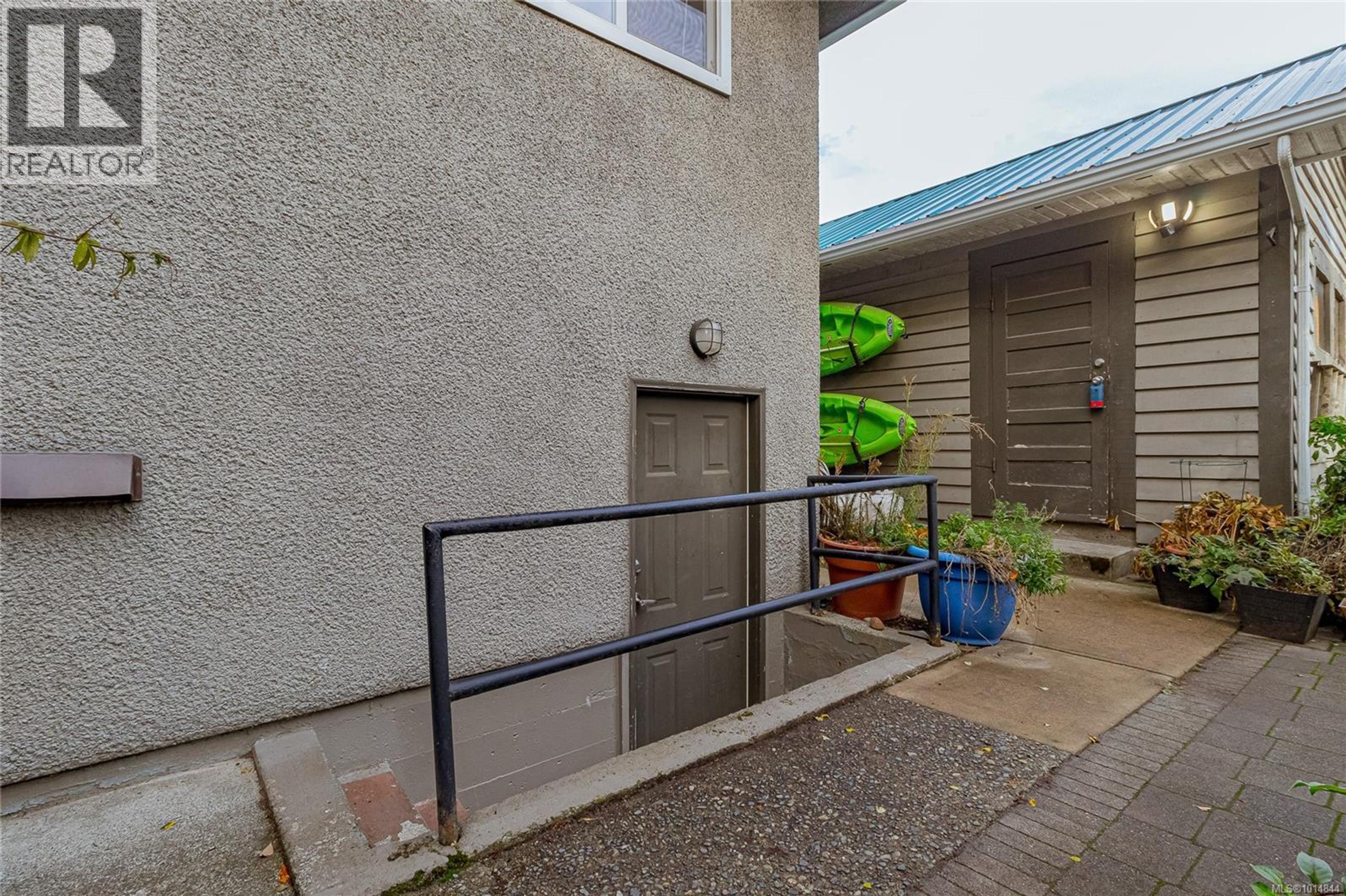 1207 Walnut St, Victoria - Exteriors - Photo 1