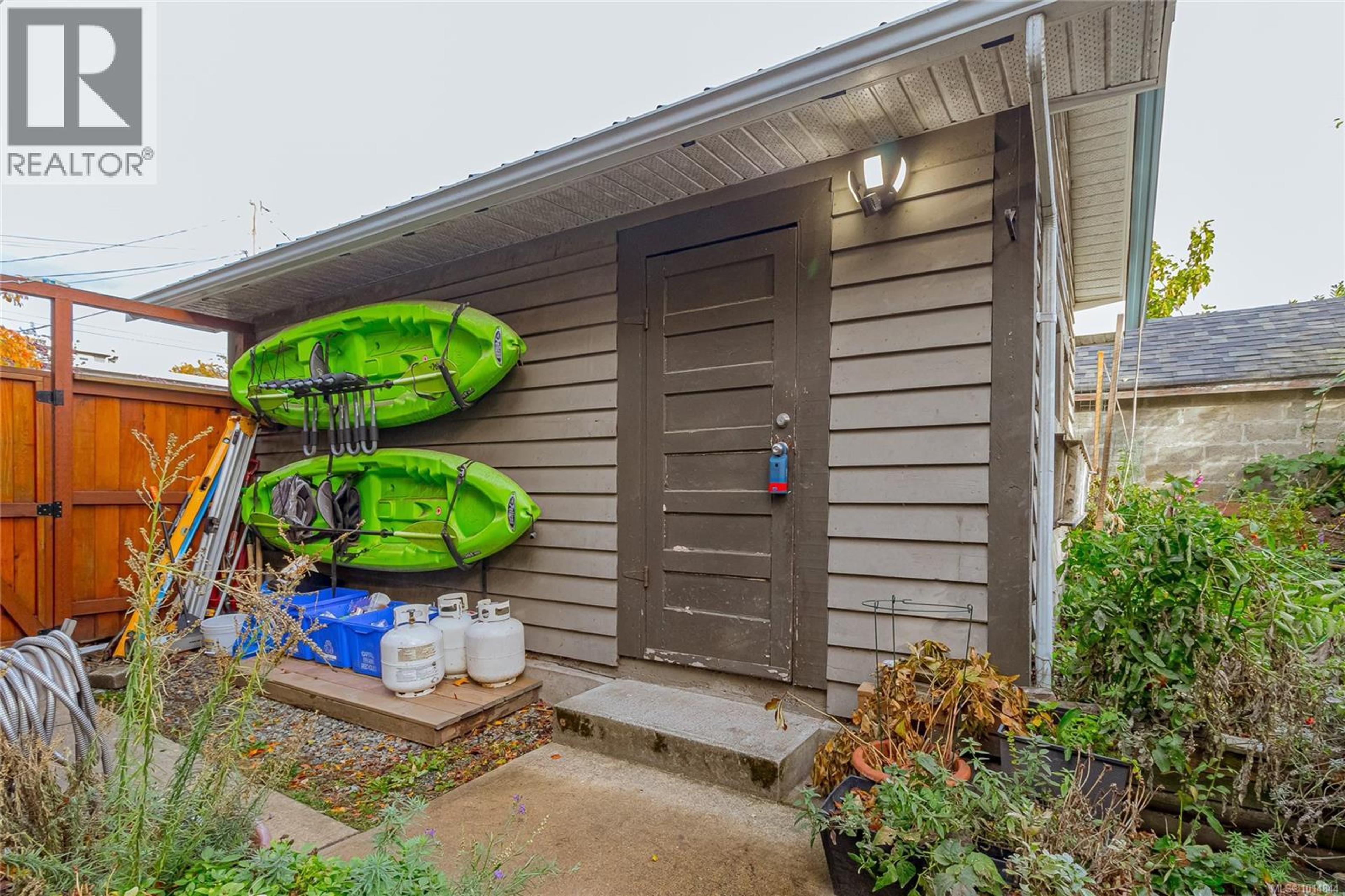 1207 Walnut St, Victoria - Exteriors - Photo 3