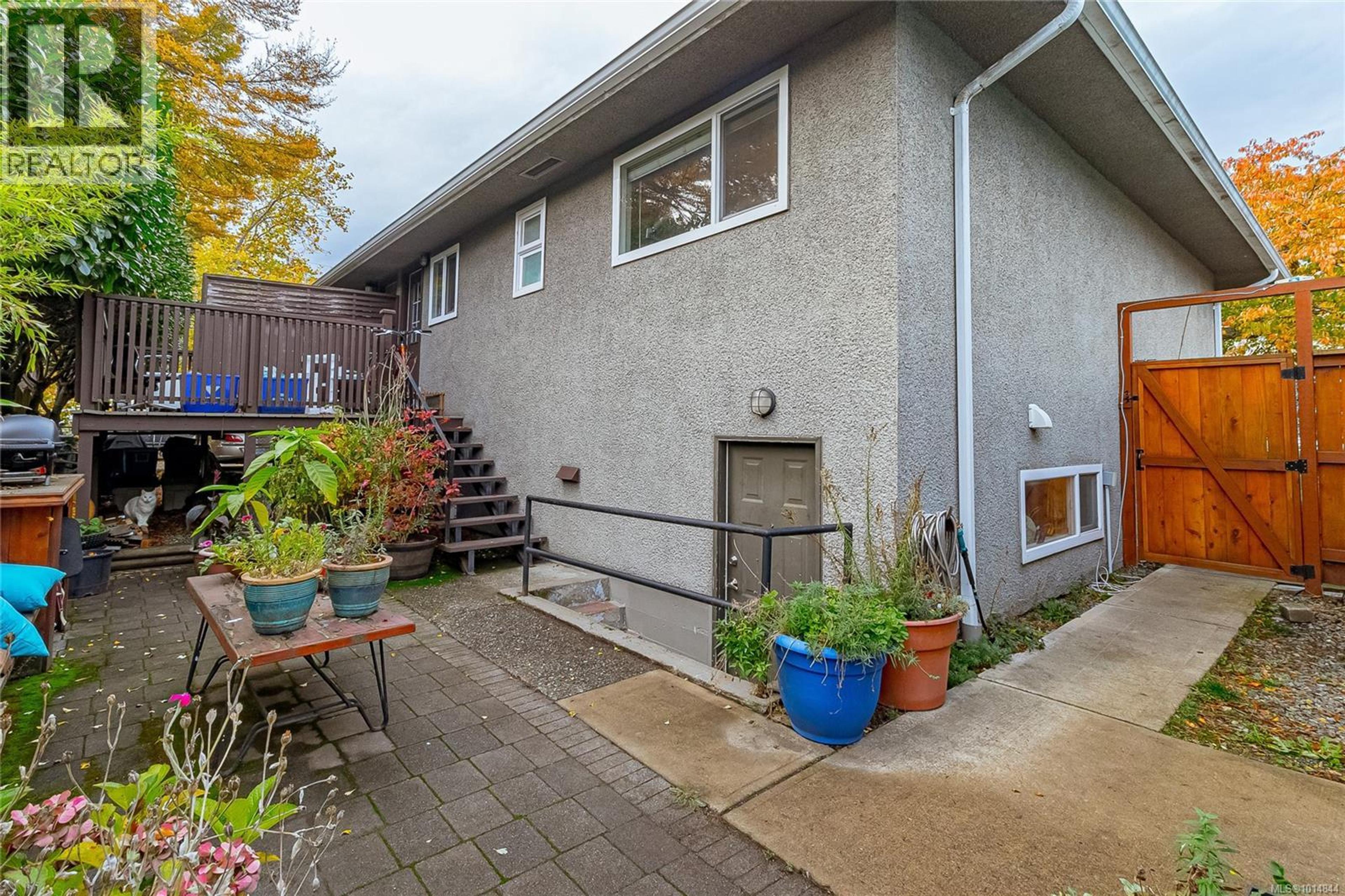 1207 Walnut St, Victoria - Exteriors - Photo 5