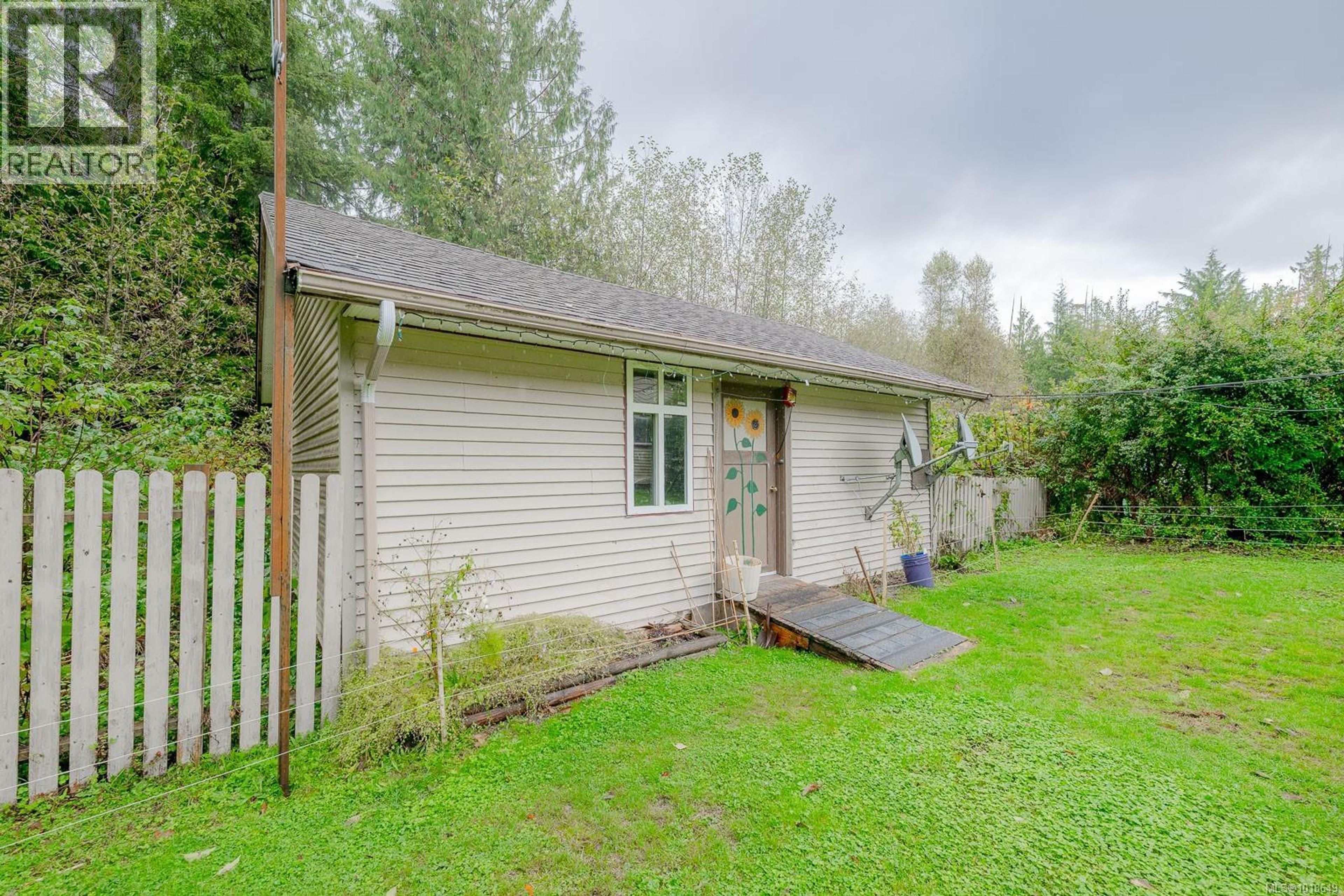 280 Binnacle Rd, Bamfield - Exteriors - Photo 2