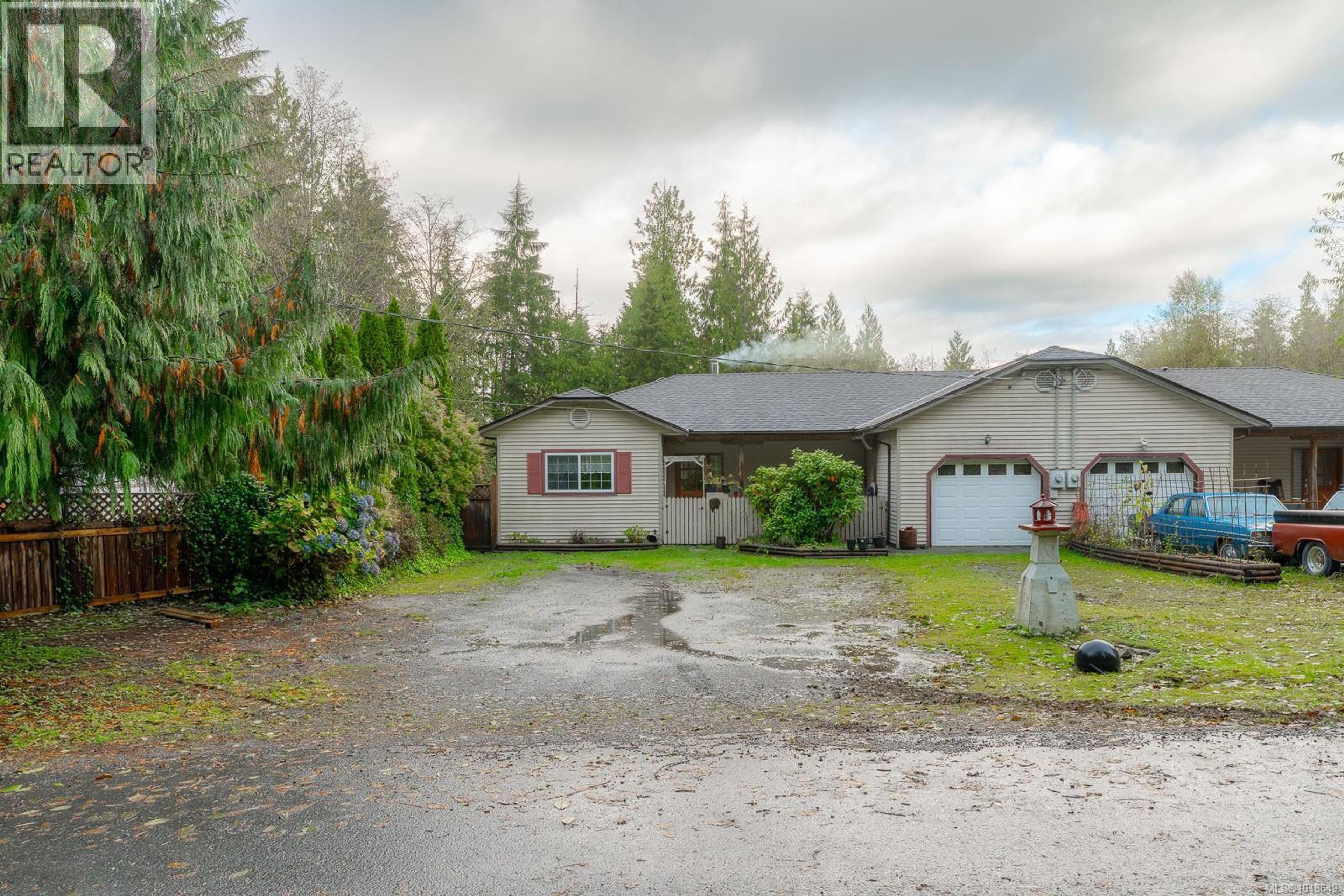 280 Binnacle Rd, Bamfield - Exteriors - Full Complex View - Photo 4