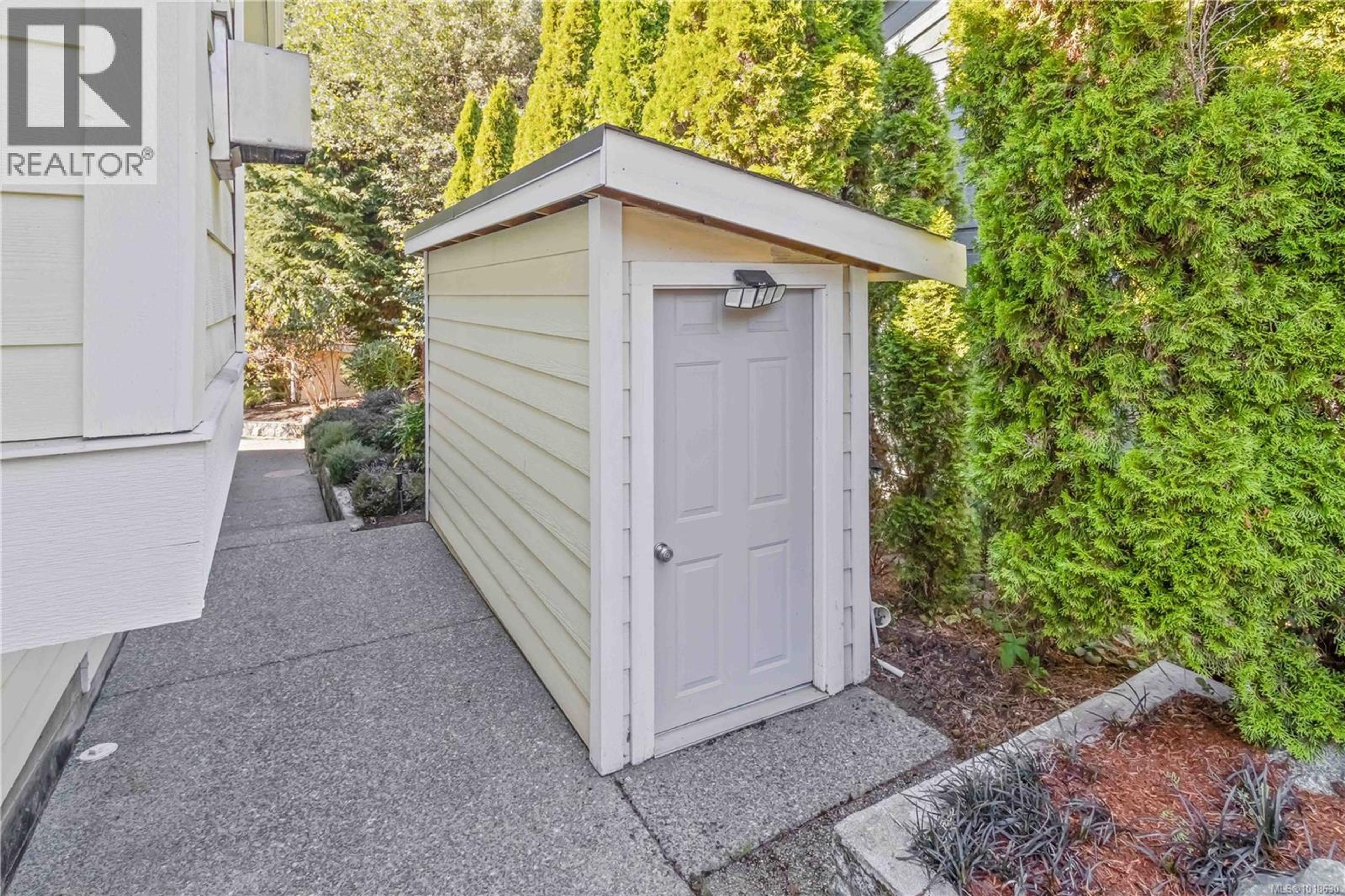 808 Jagdeep Pl, Saanich - Exteriors - Photo 8