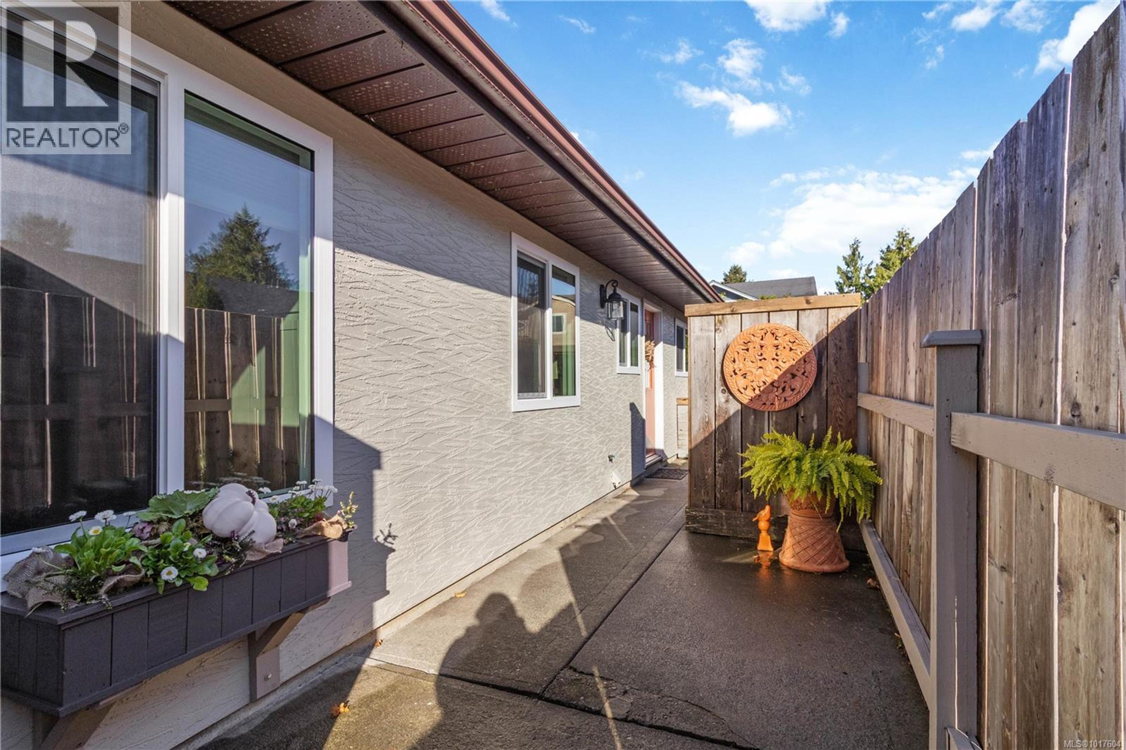 2034 Weiler Ave, Sidney - Exteriors - Photo 5