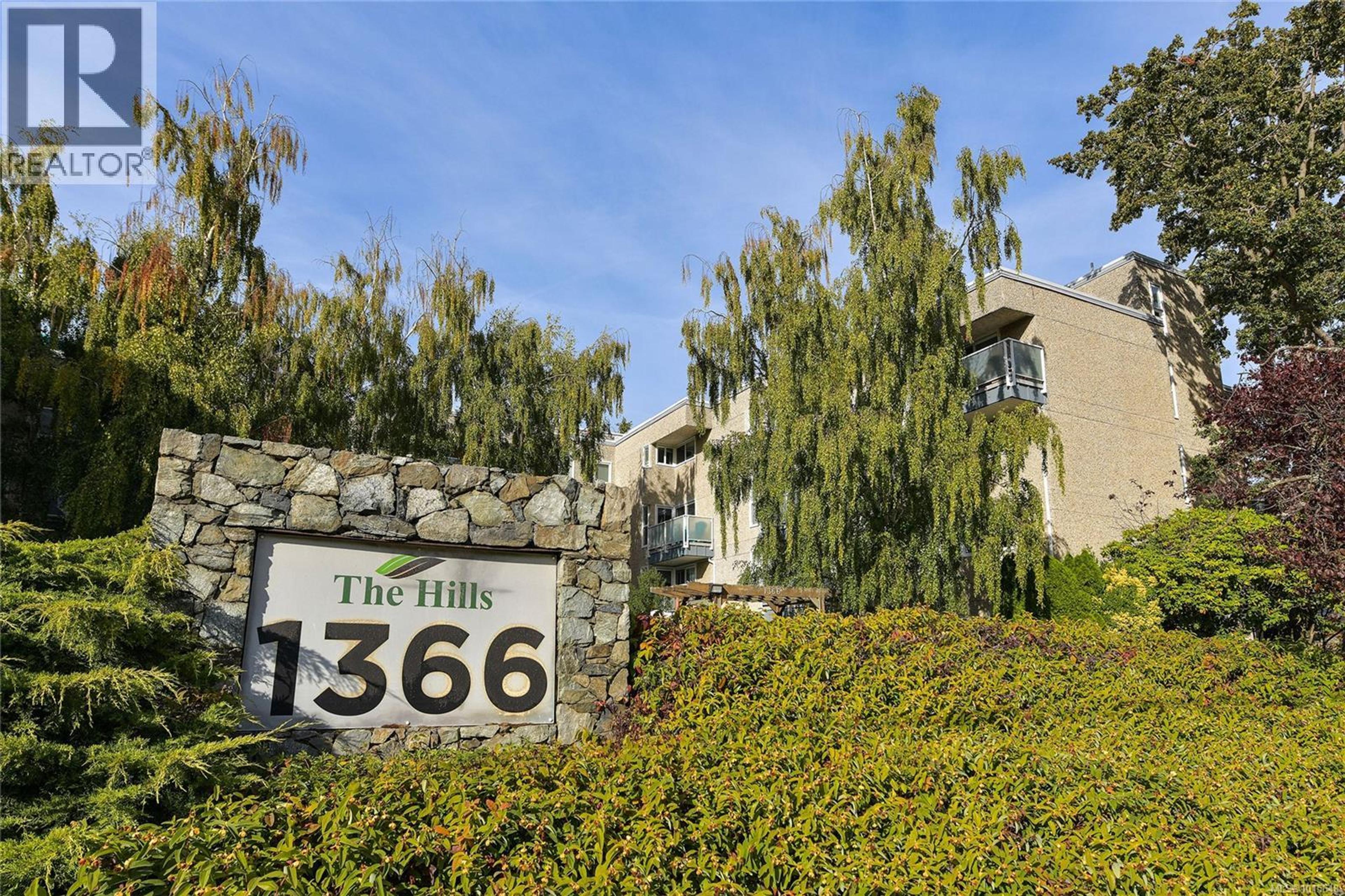 1366 Hillside Ave, Victoria - Exteriors - Photo 1