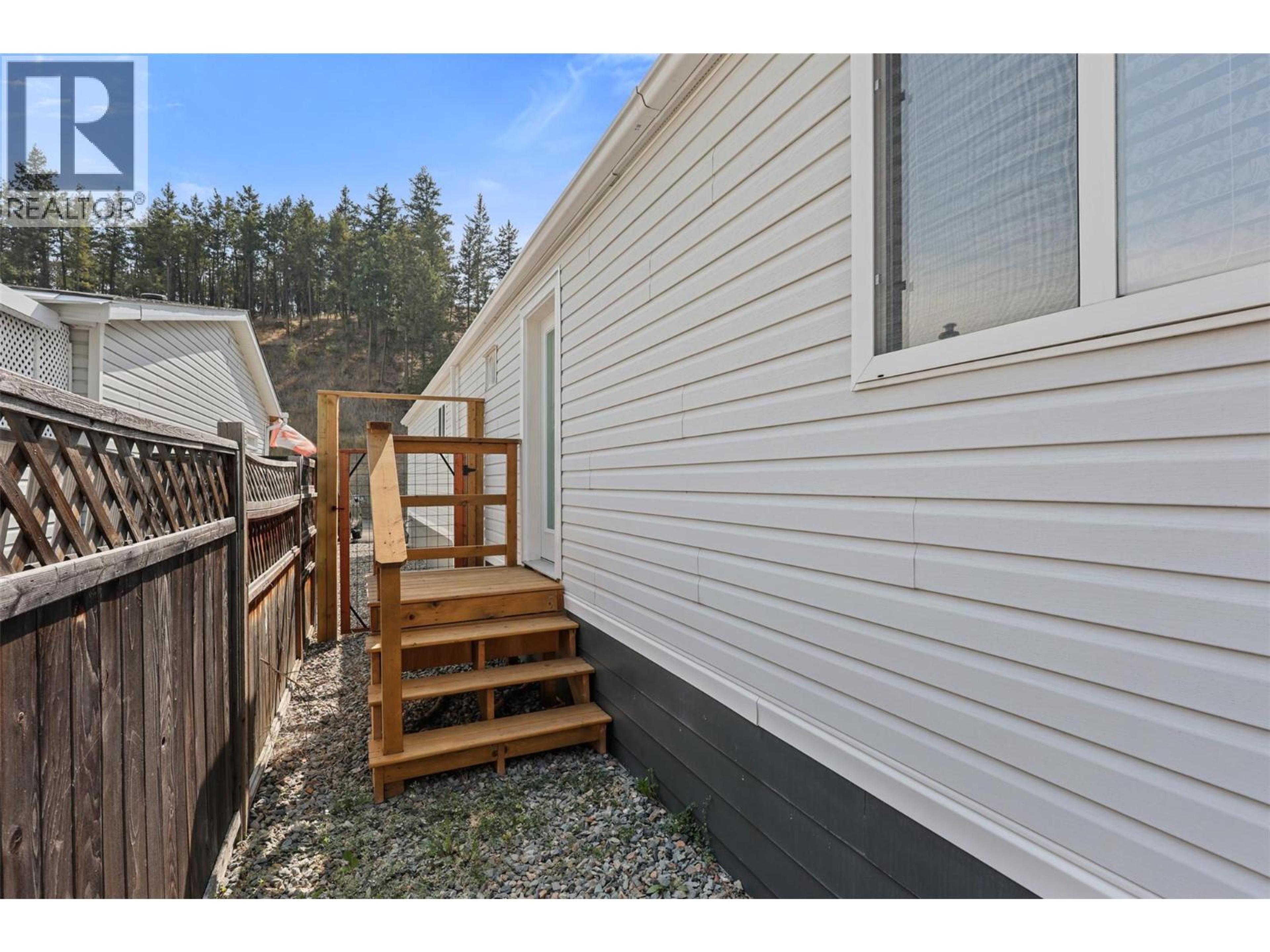 1555 HOWE Road, Kamloops - Exteriors - Photo 3