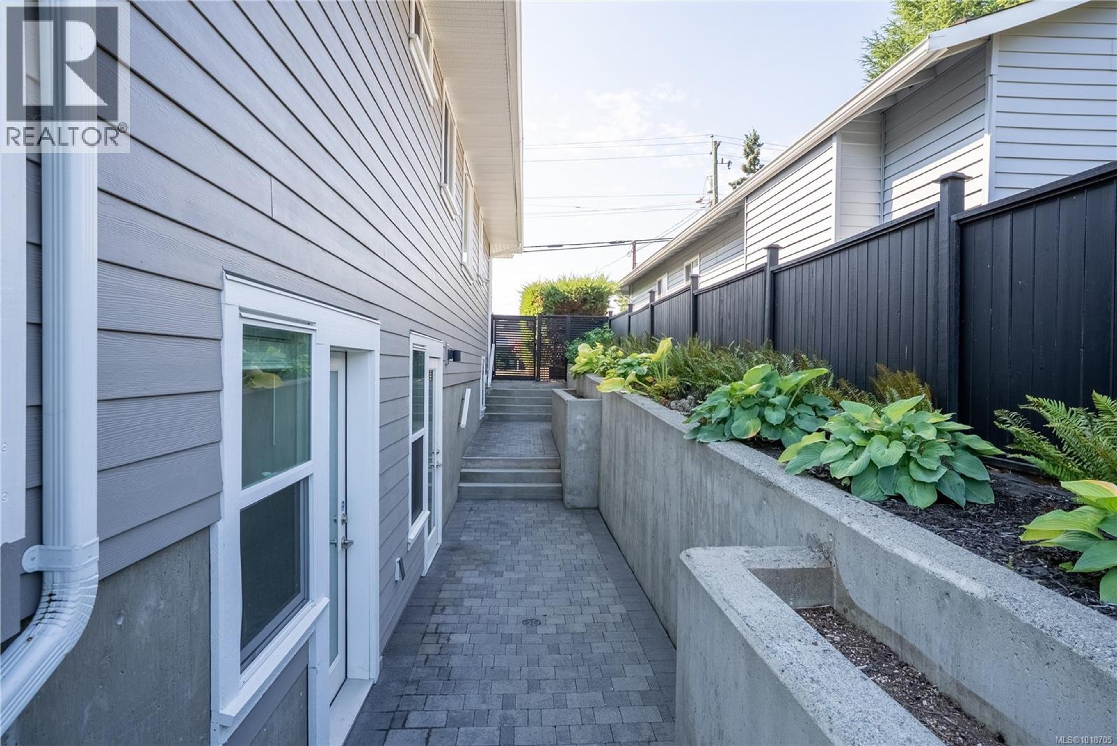 812 Mann Ave, Saanich - Exteriors - Photo 4