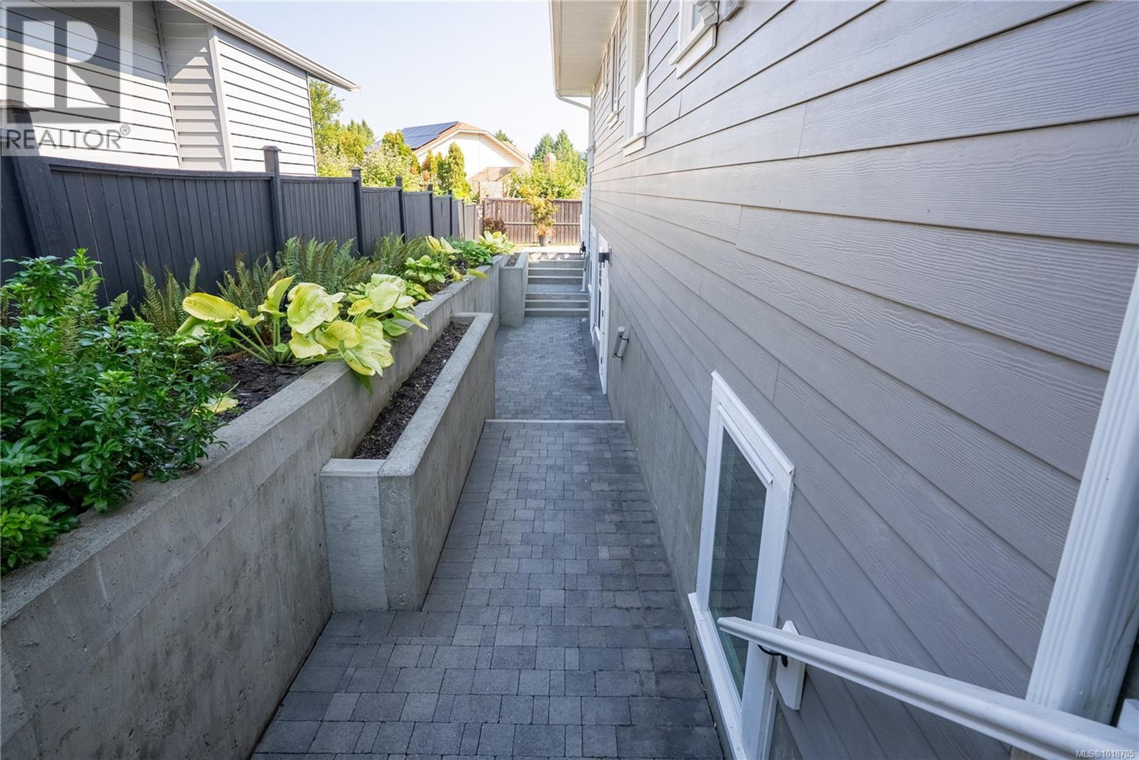 812 Mann Ave, Saanich - Exteriors - Photo 5