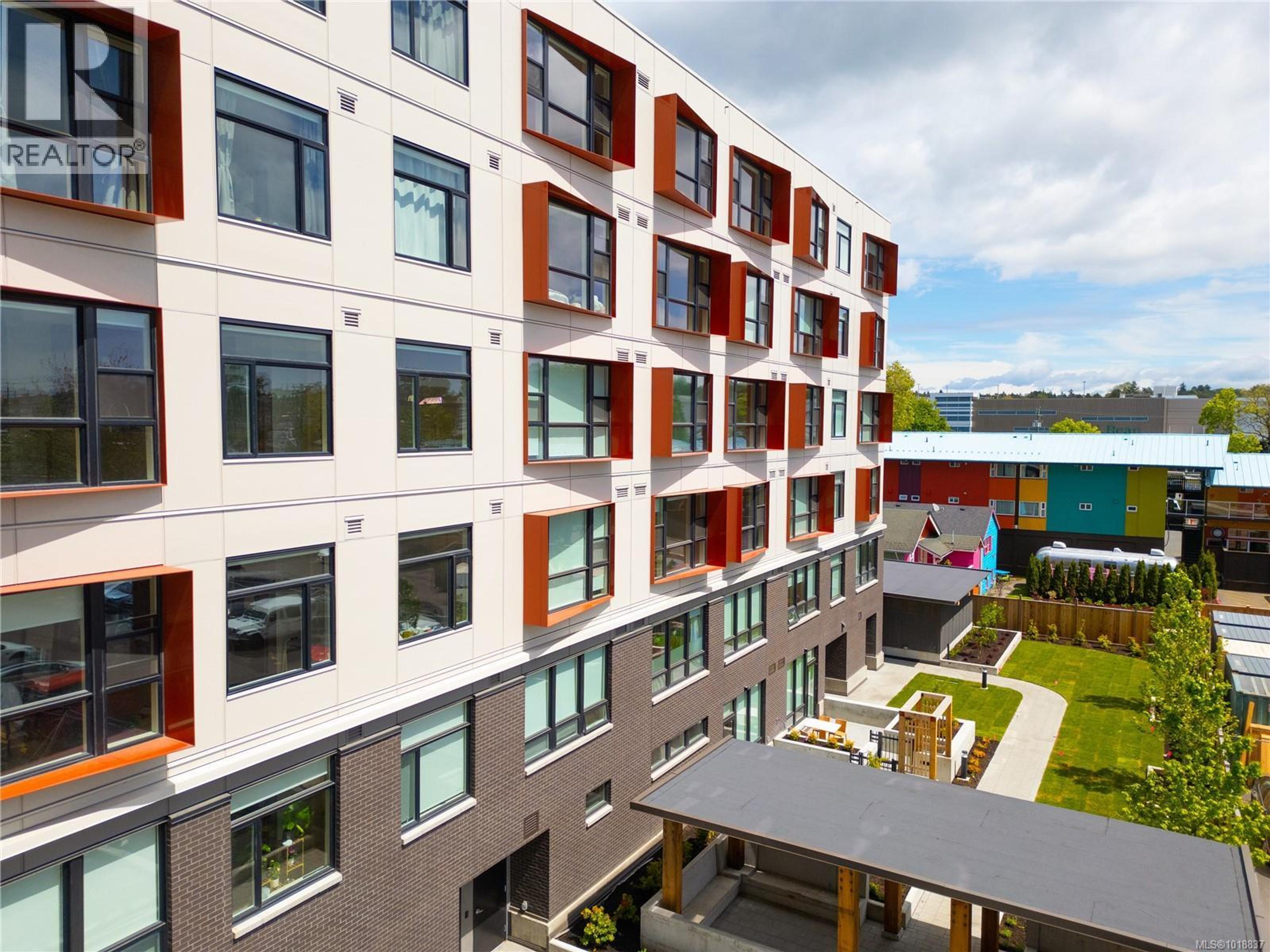 629 Speed Ave, Victoria - Exteriors - Photo 2