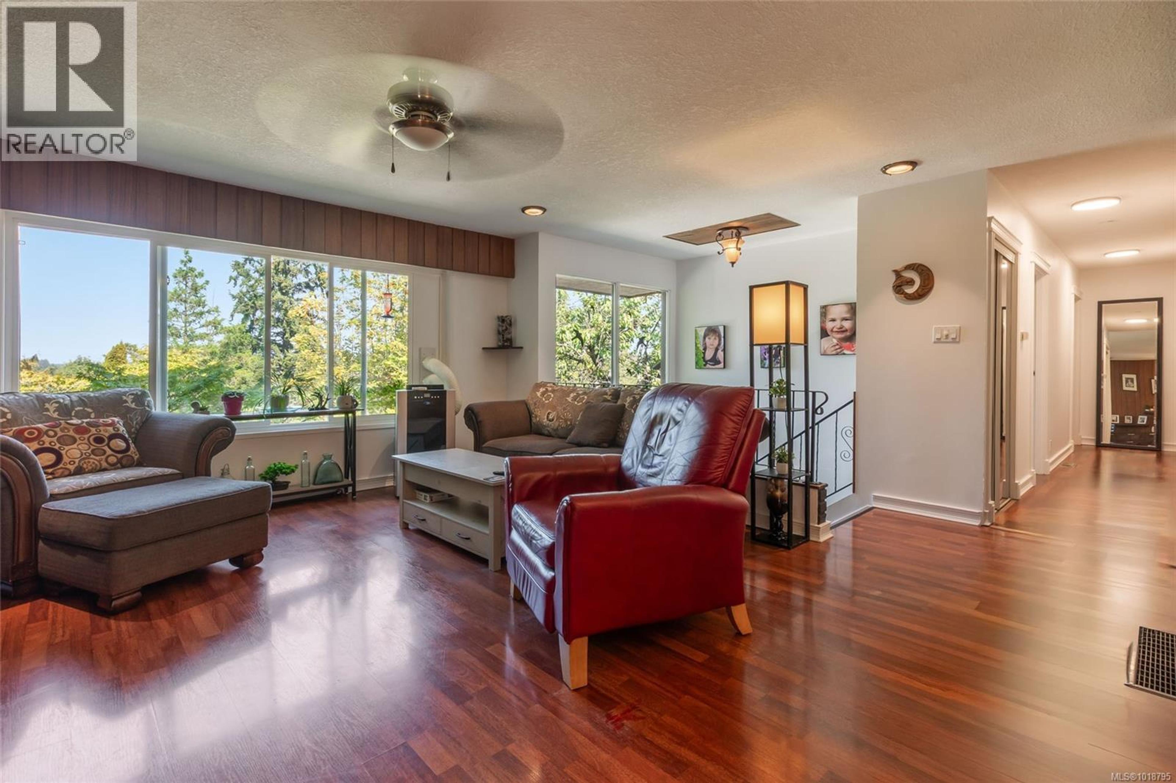 43 ROBERTA RD E - Image 2