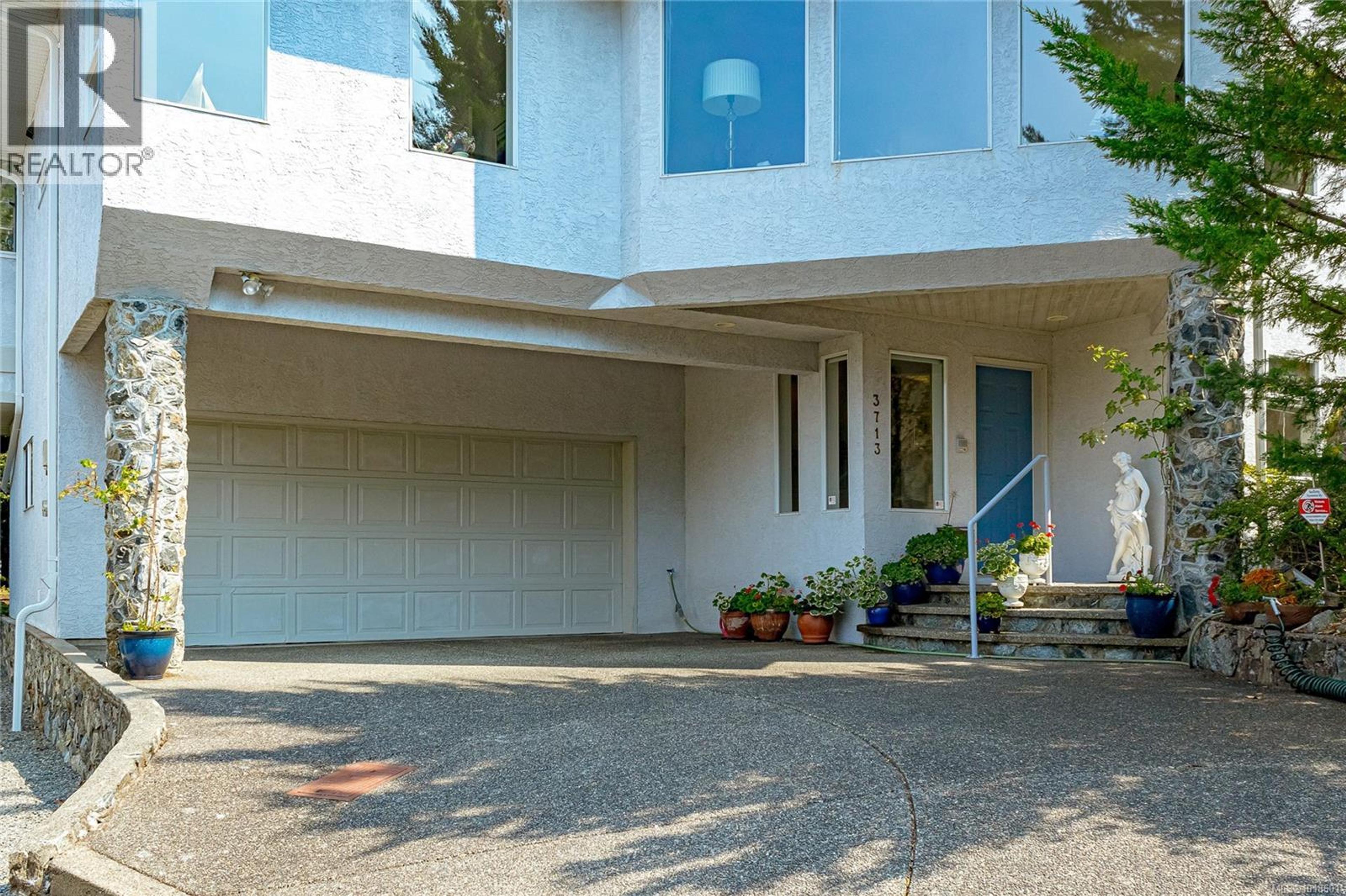 3713 Pointer Pl, Saanich - Exteriors - Photo 4