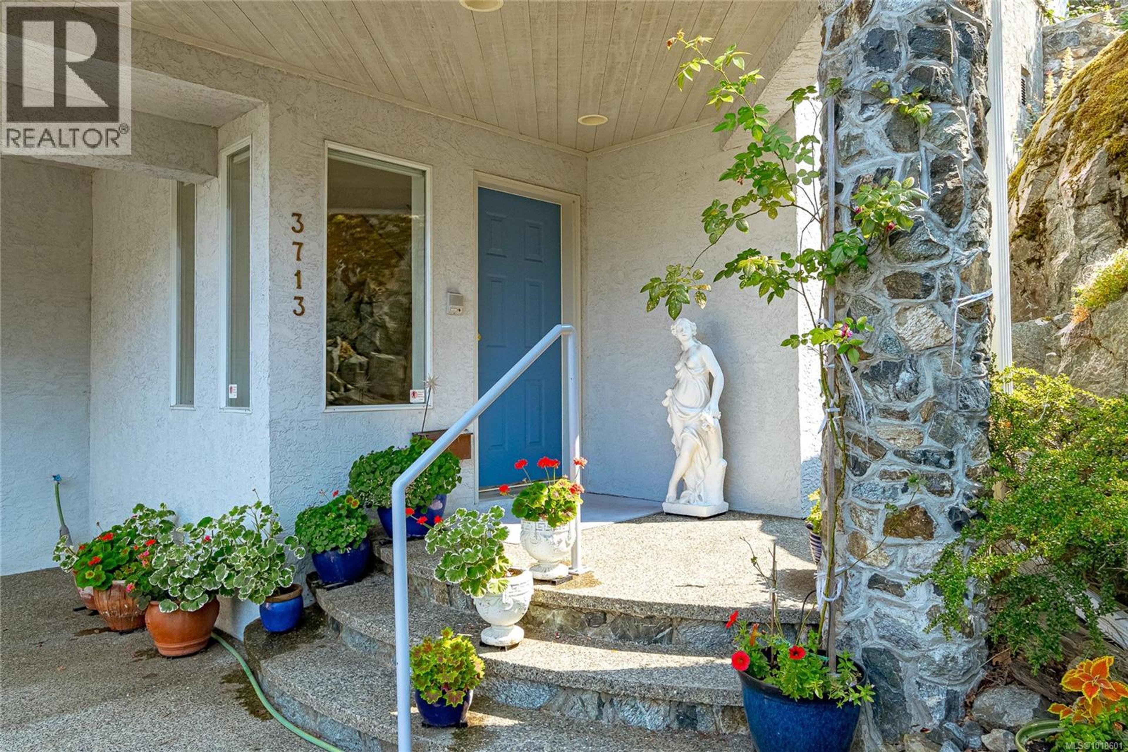 3713 Pointer Pl, Saanich - Exteriors - Photo 9