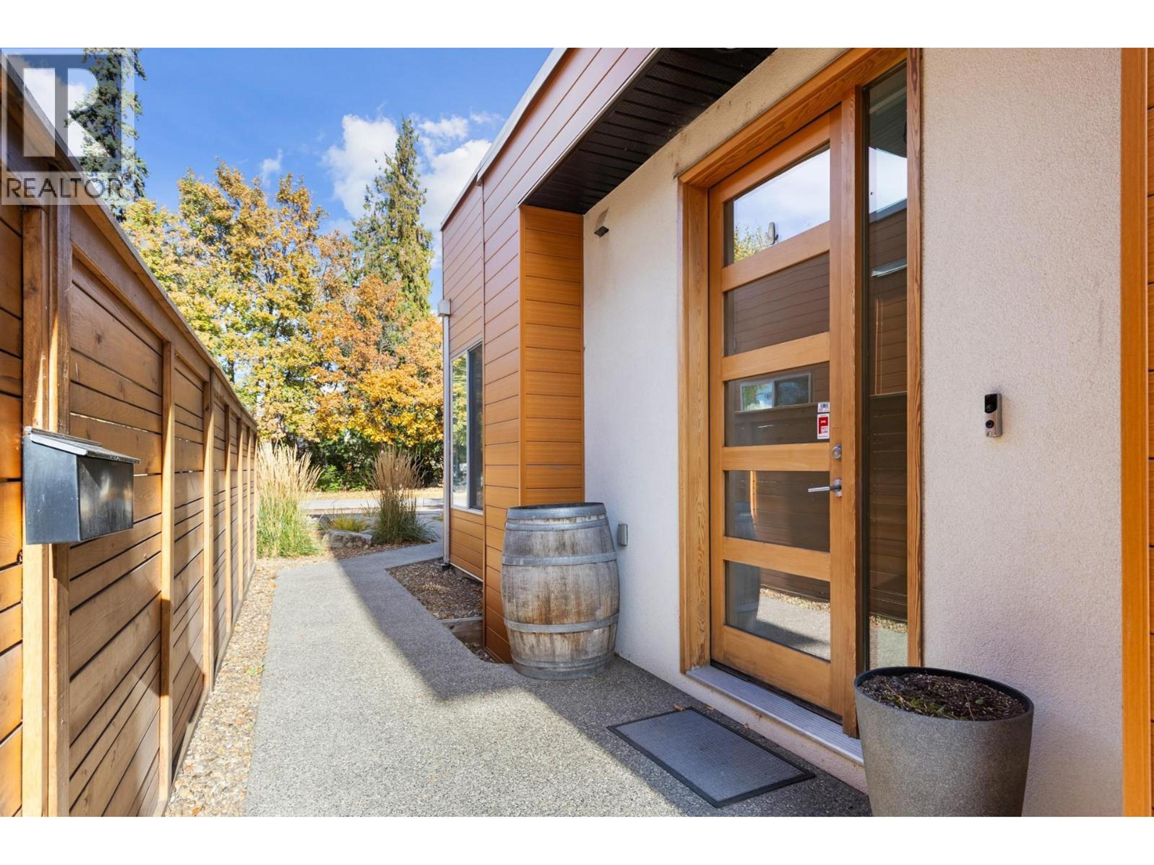 443 Christleton Avenue, Kelowna - Exteriors - Photo 4