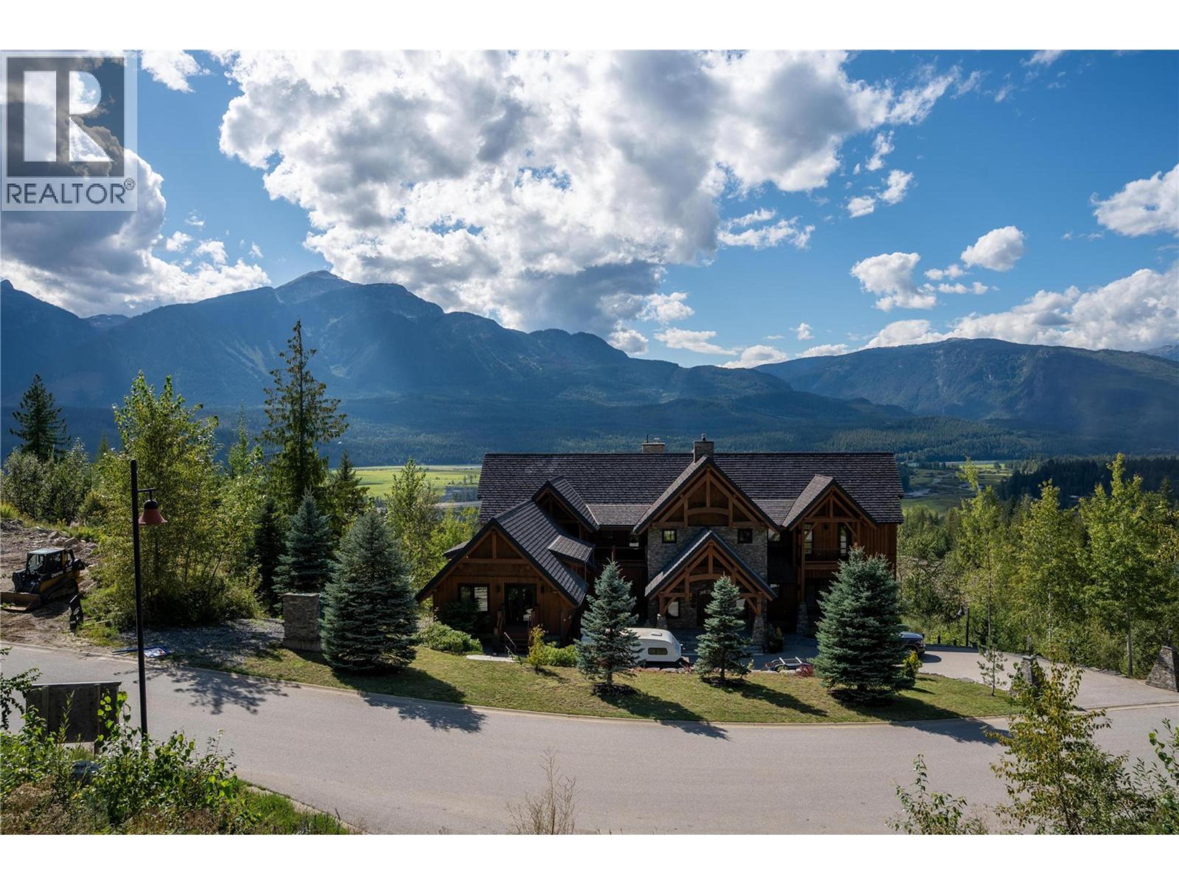 2080 Mackenzie Court, Revelstoke - Exteriors - Photo 1