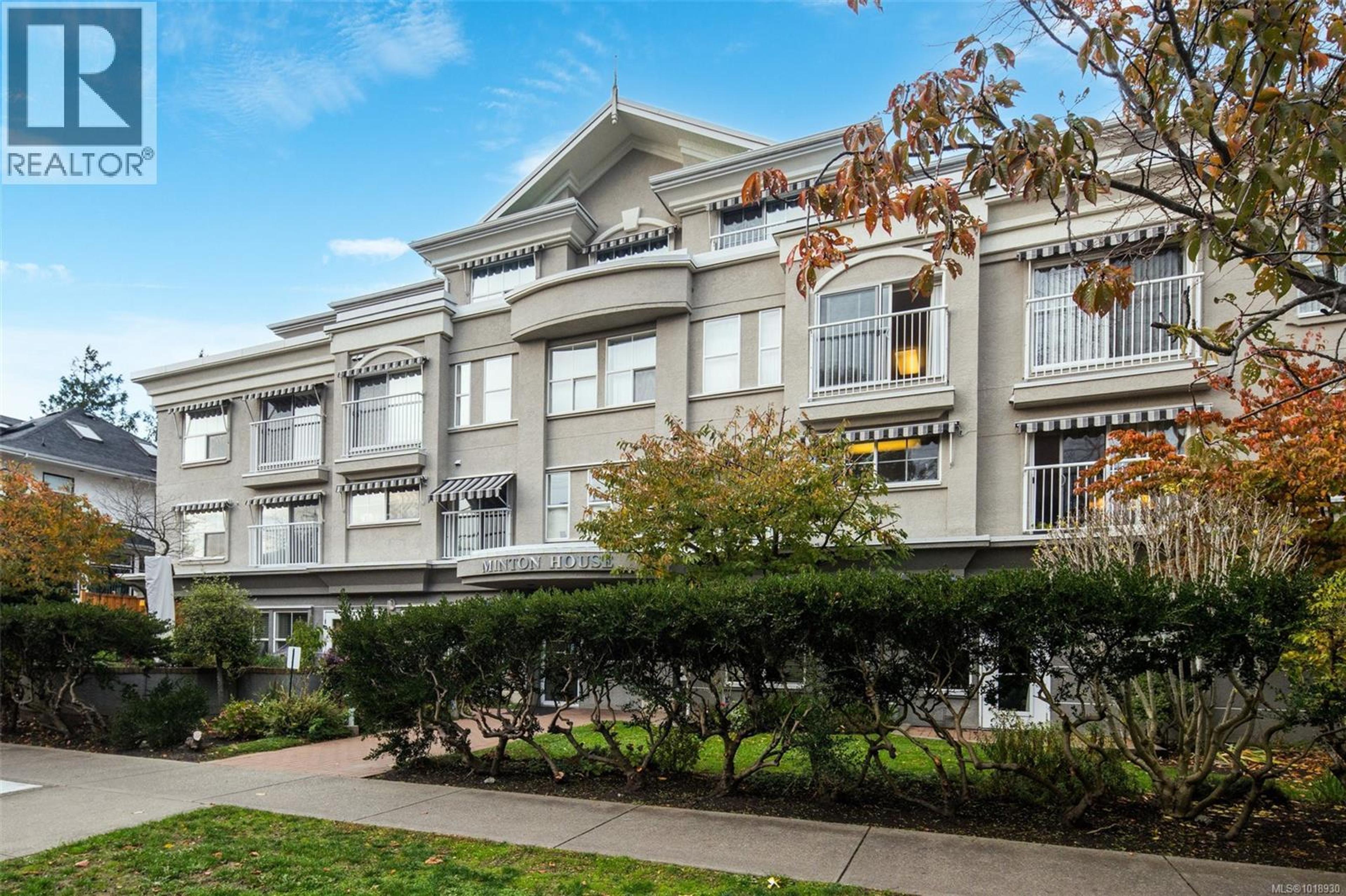 1070 Southgate St, Victoria - Exteriors - Full Complex View - Photo 3