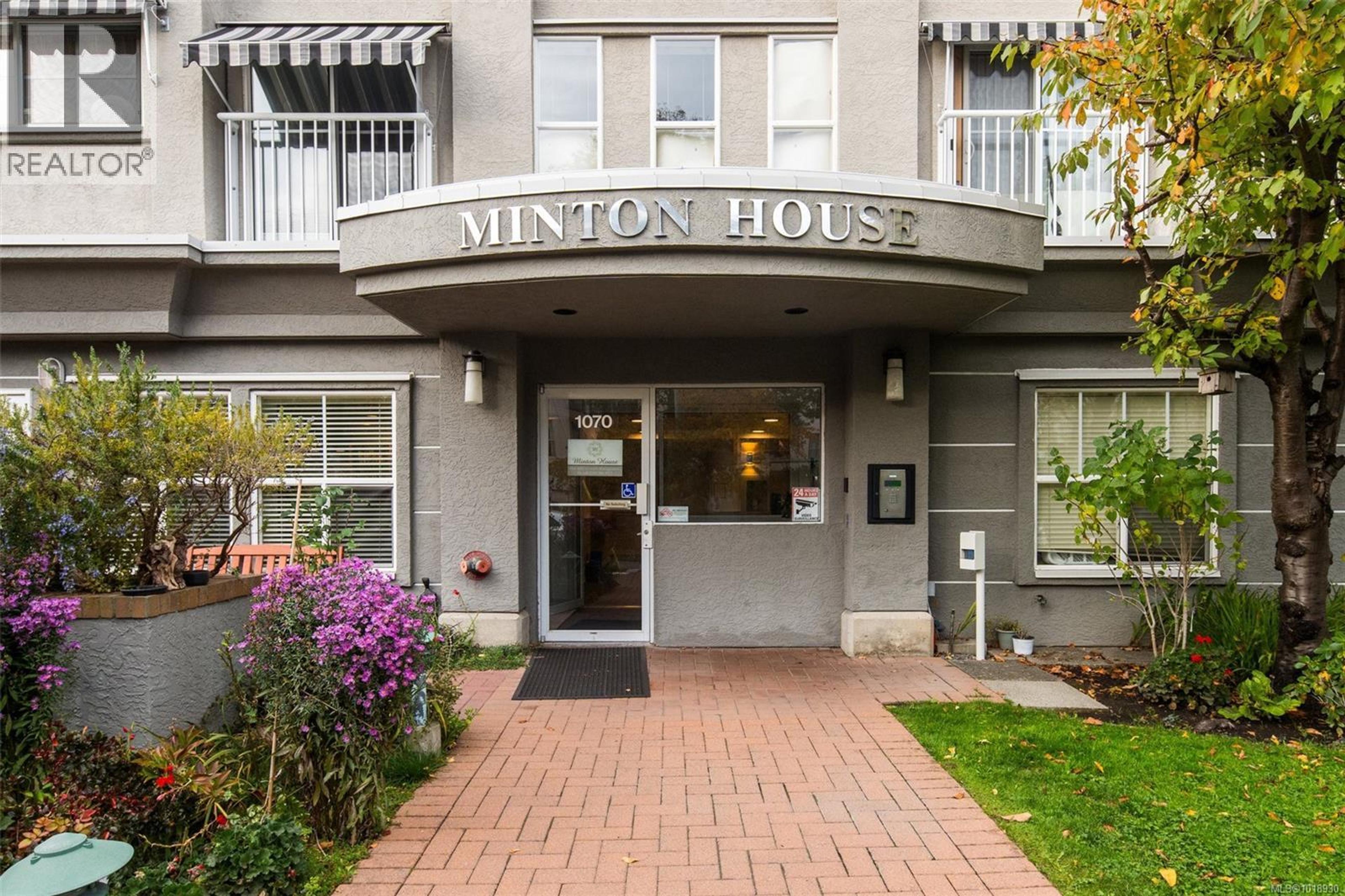 1070 Southgate St, Victoria - Exteriors - Photo 4