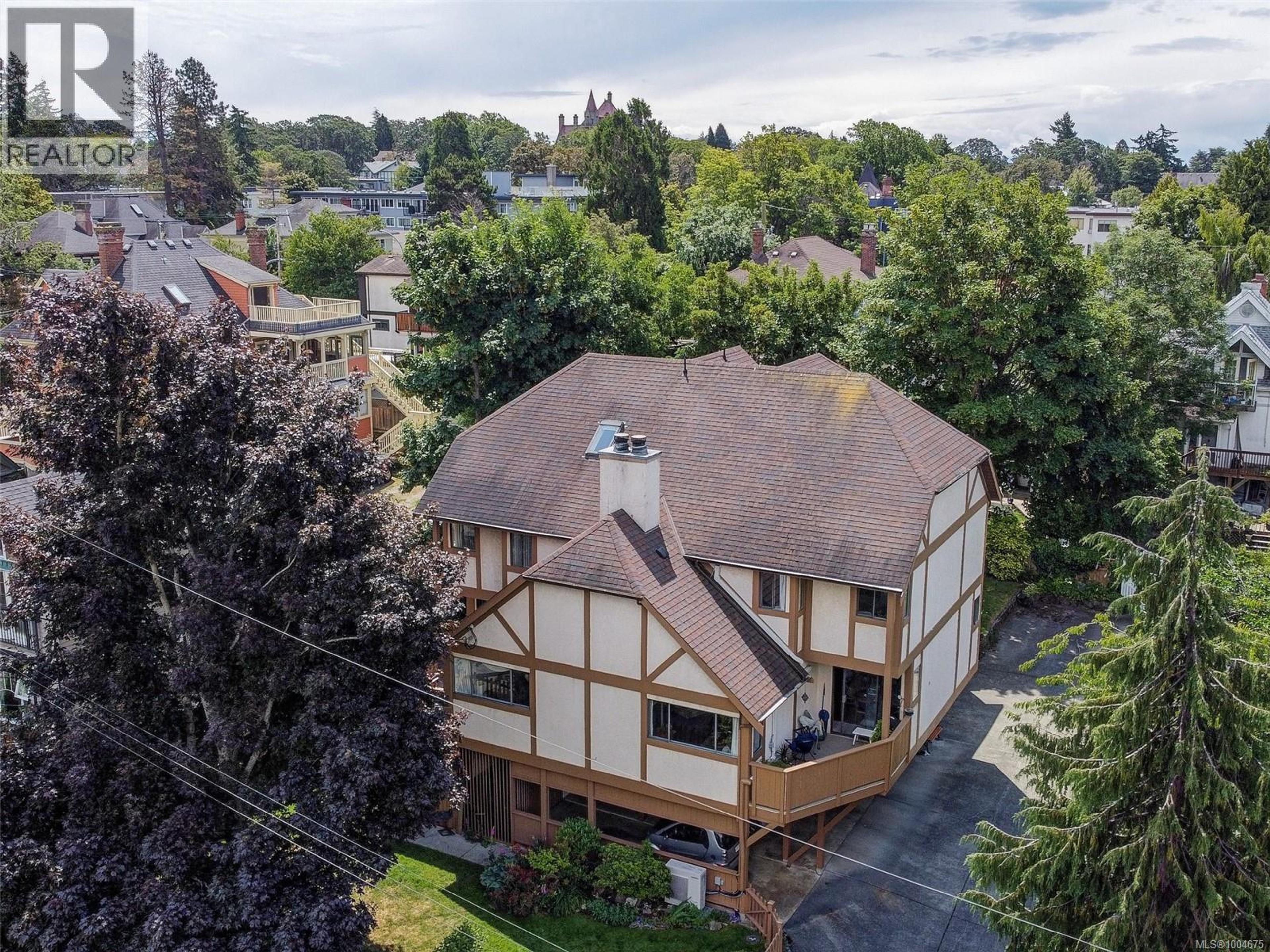 1335 Rudlin St, Victoria - Exteriors - Drone/Aerial View - Photo 1