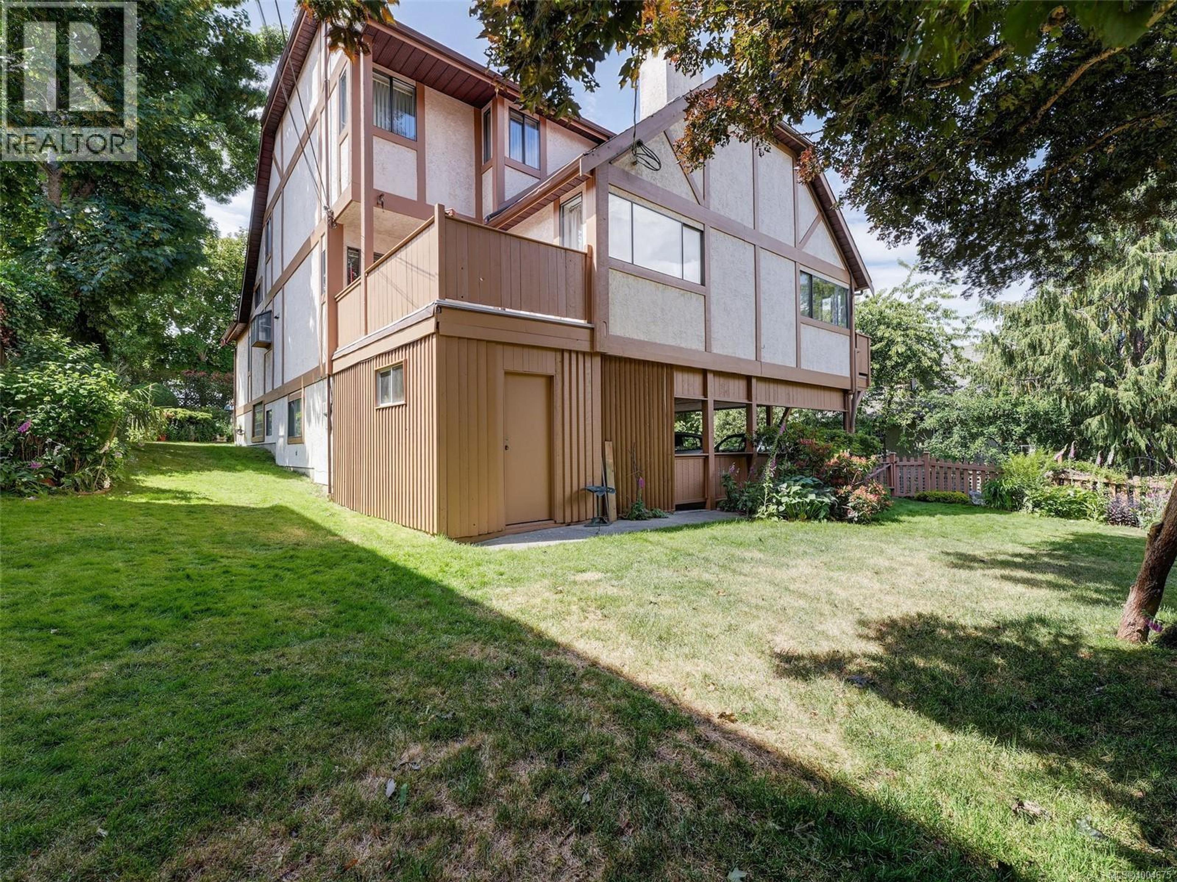 1335 Rudlin St, Victoria - Exteriors - Photo 2