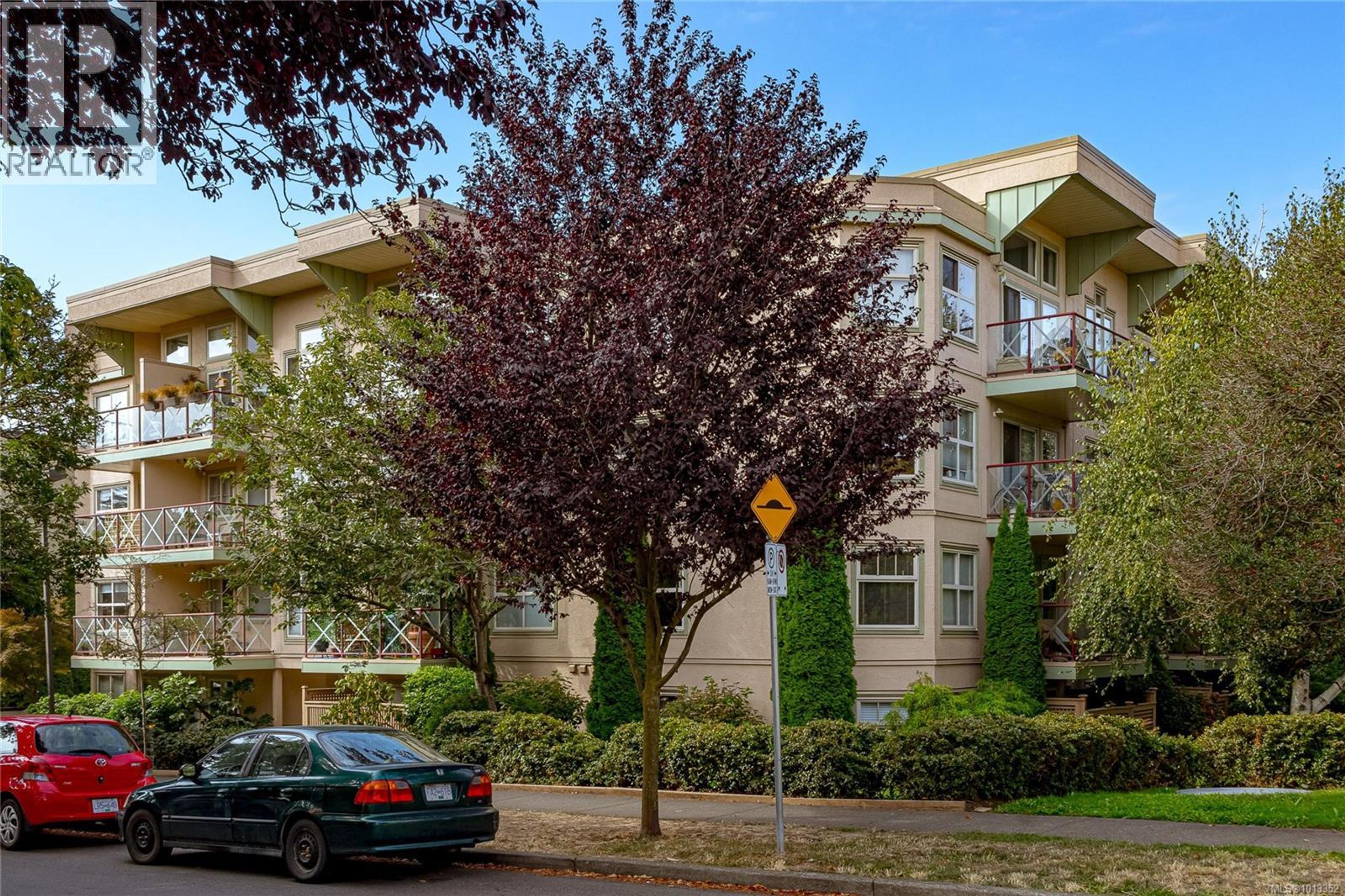 2560 Wark St, Victoria - Exteriors - Photo 1