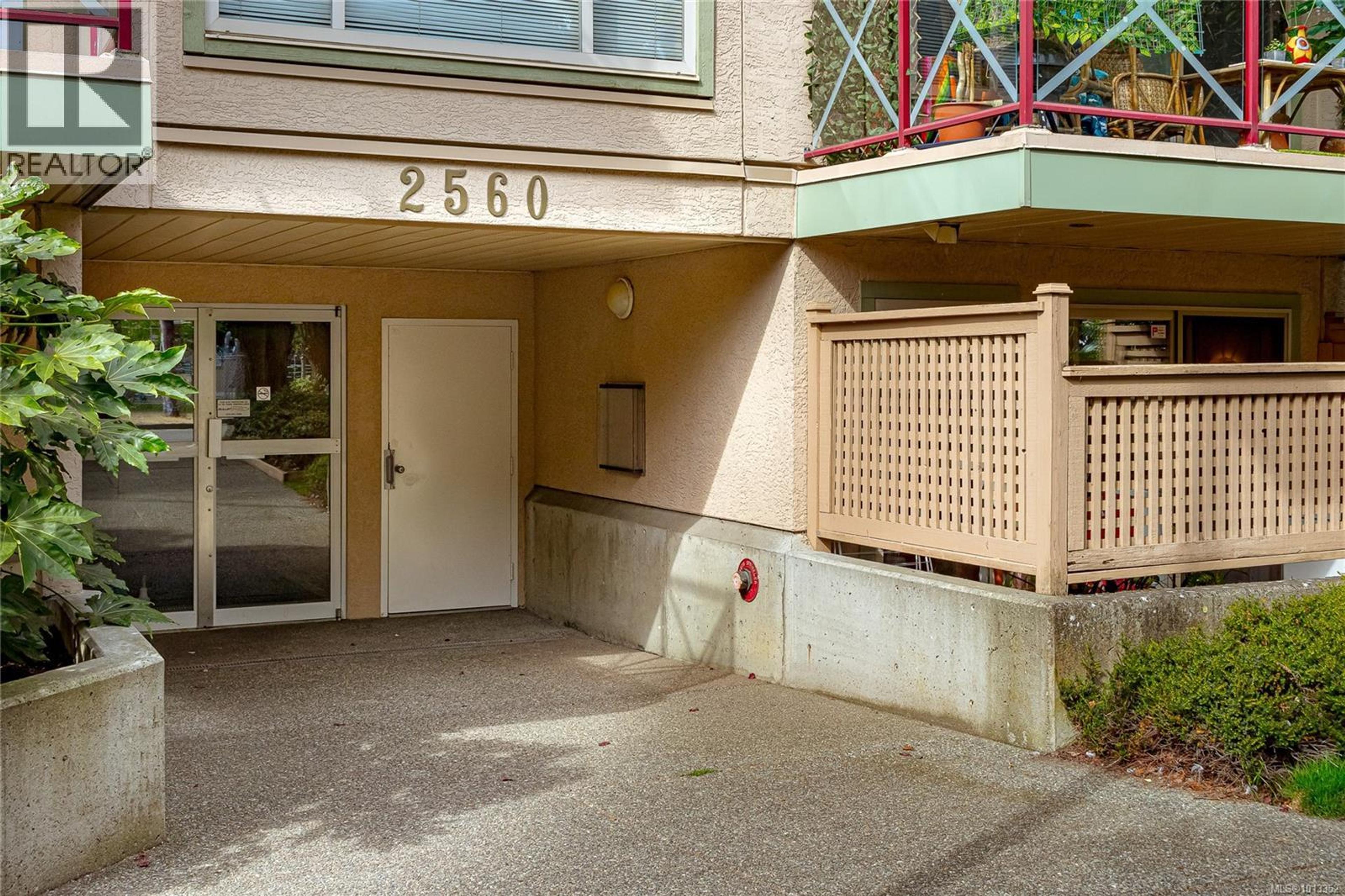 2560 Wark St, Victoria - Exteriors - Photo 2