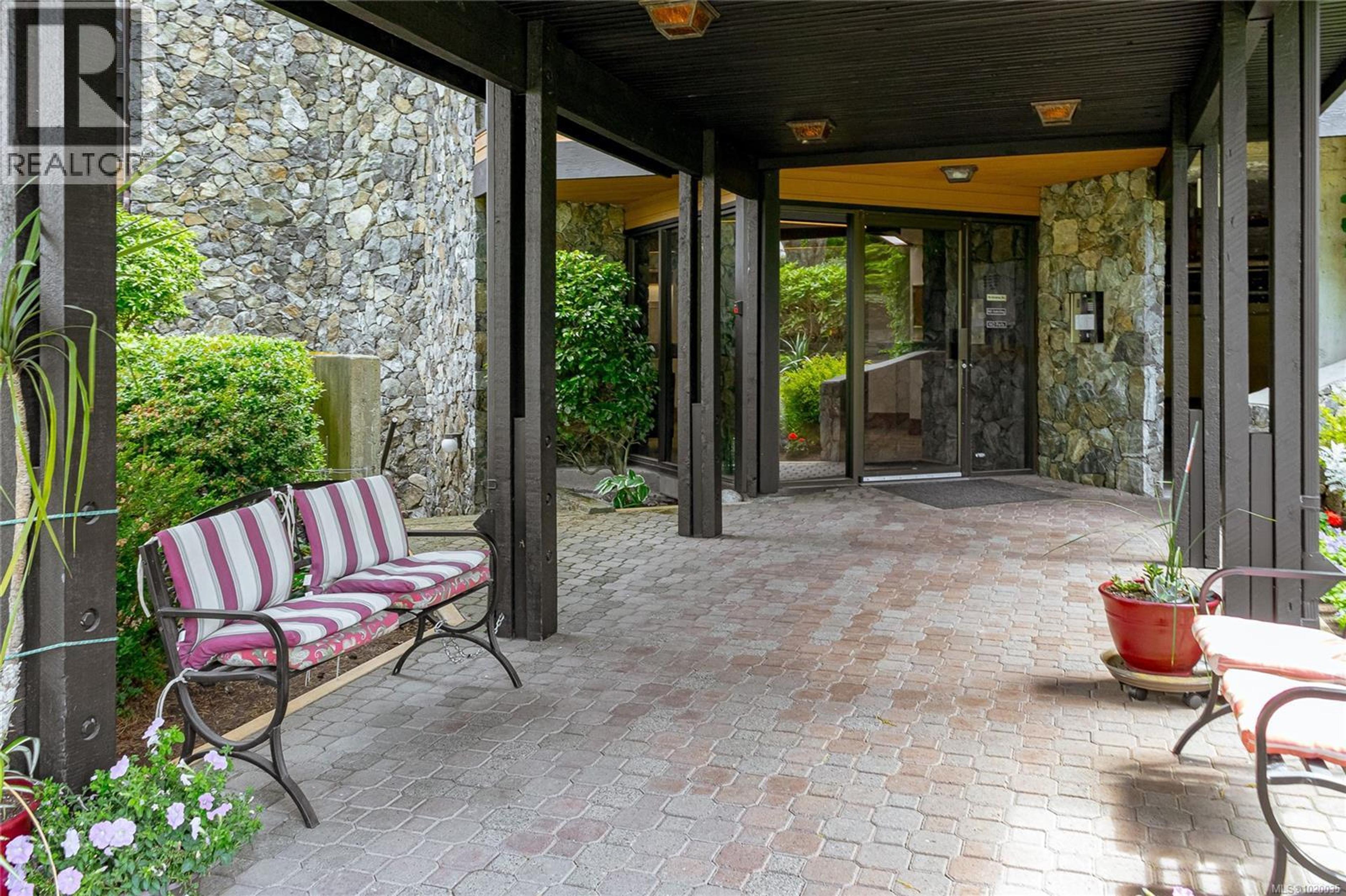 1106 Glenora Pl, Saanich - Exteriors - Photo 3