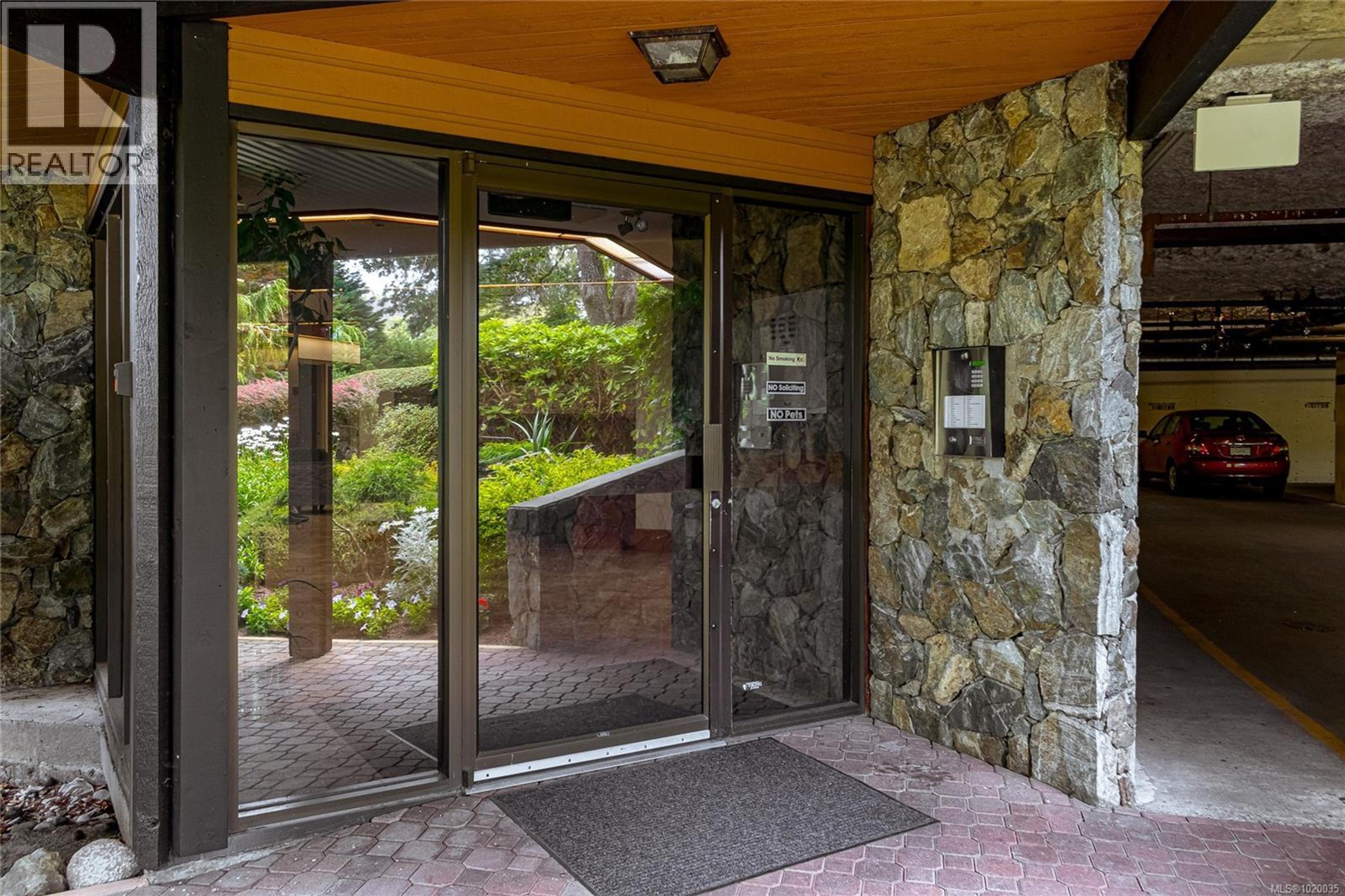 1106 Glenora Pl, Saanich - Exteriors - Photo 4