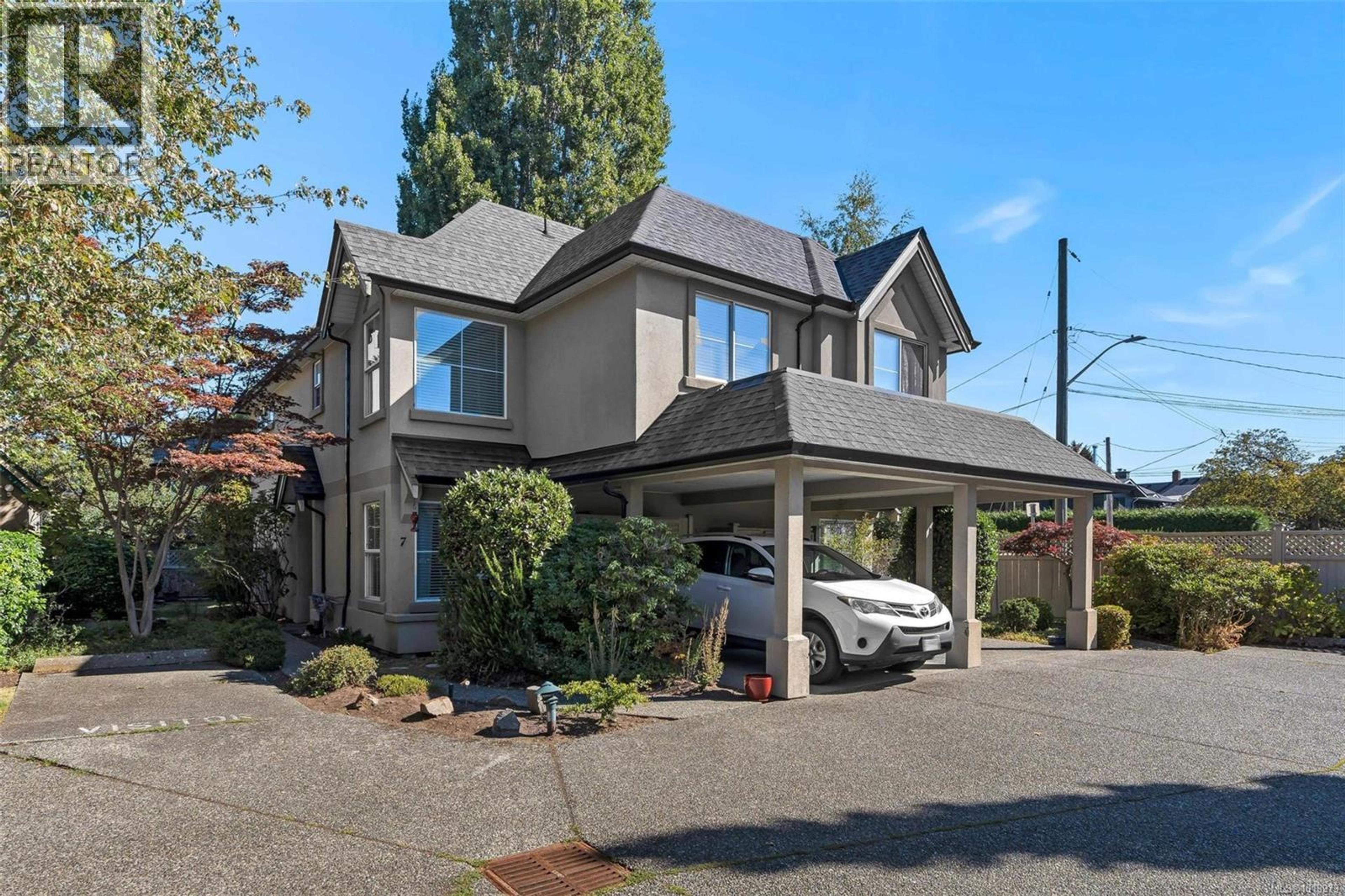 2633 Shelbourne St, Victoria - Exteriors - Photo 1