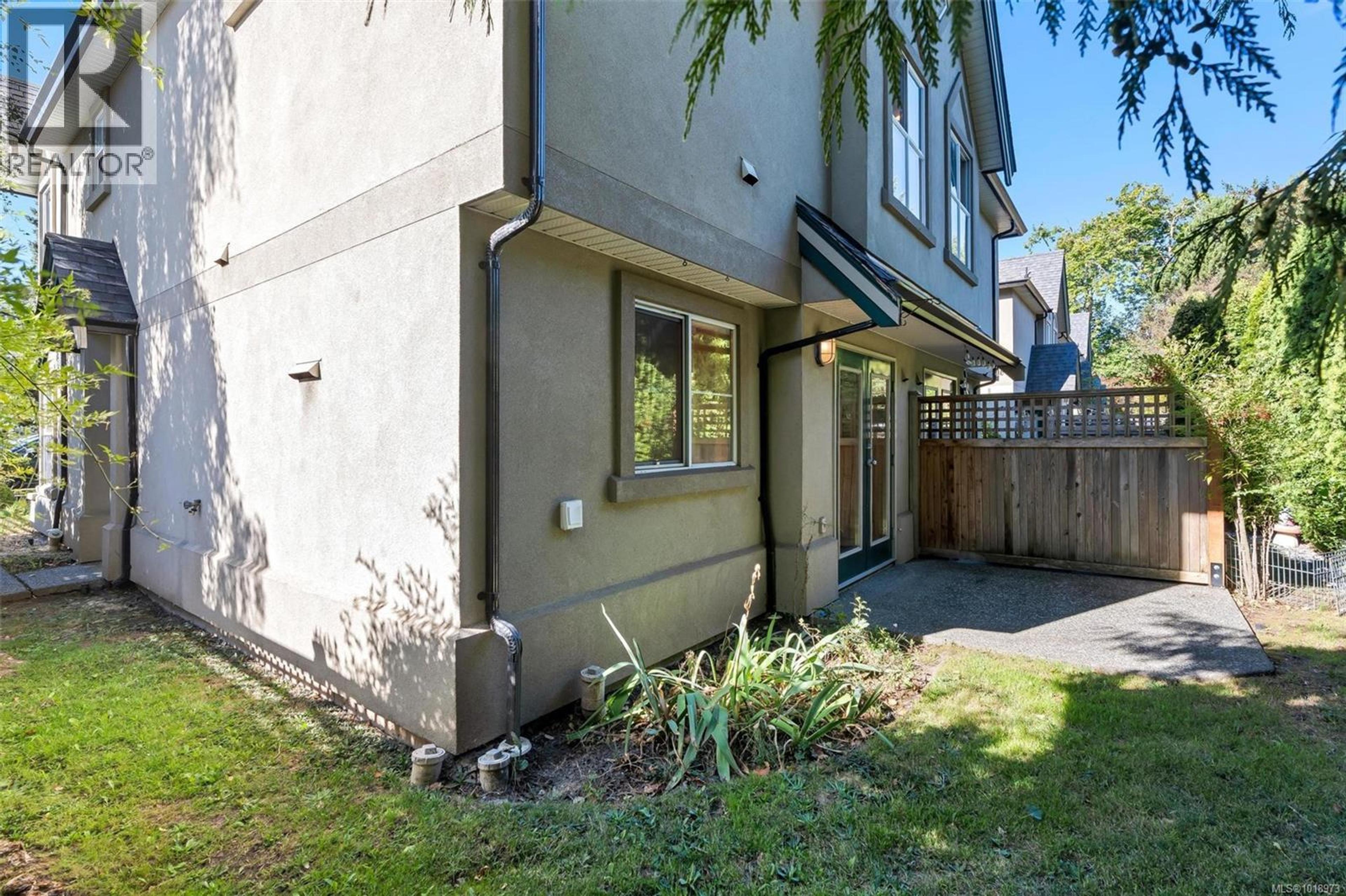 2633 Shelbourne St, Victoria - Exteriors - Photo 3