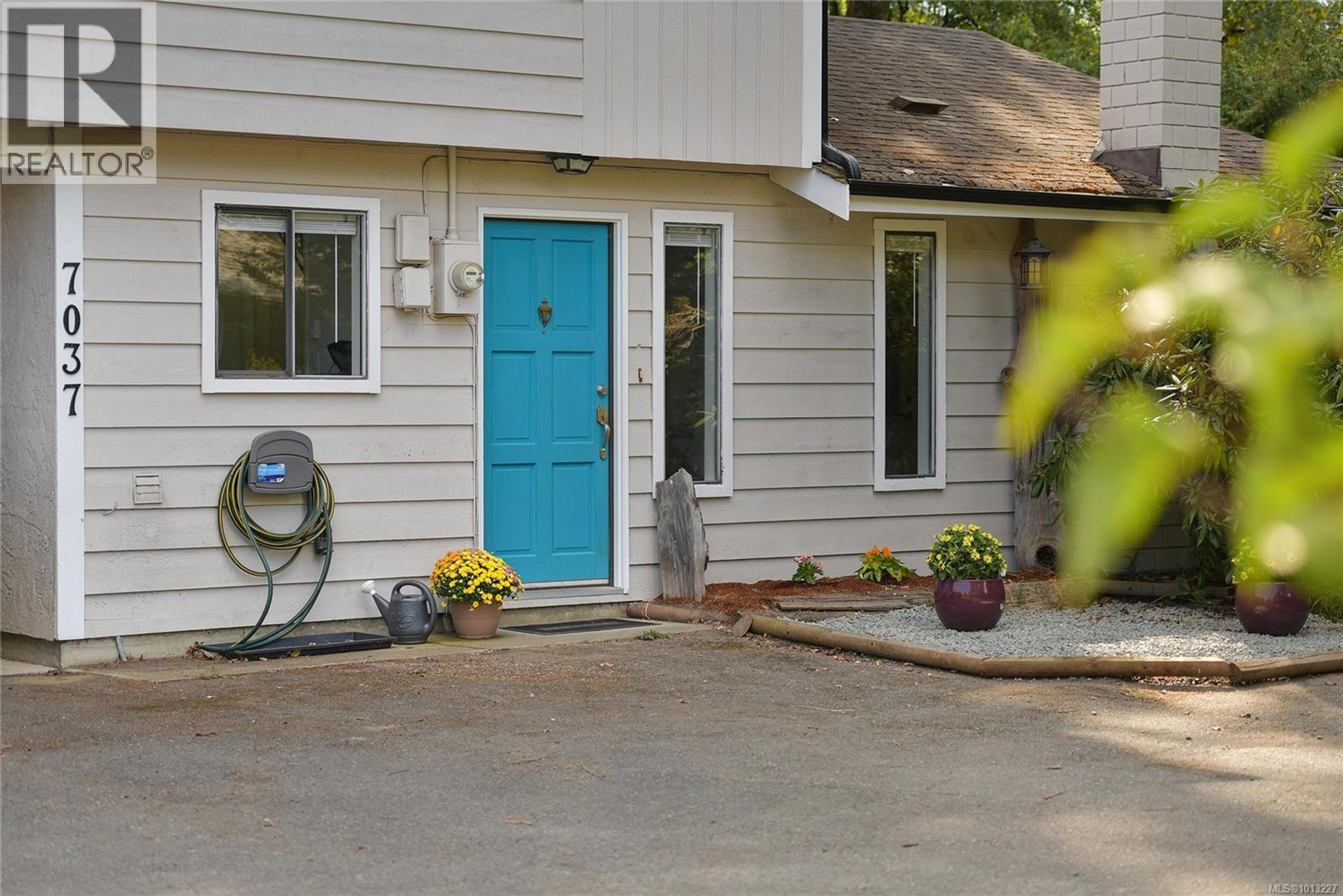 7037 WALLACE Dr, Central Saanich - Exteriors - Photo 1