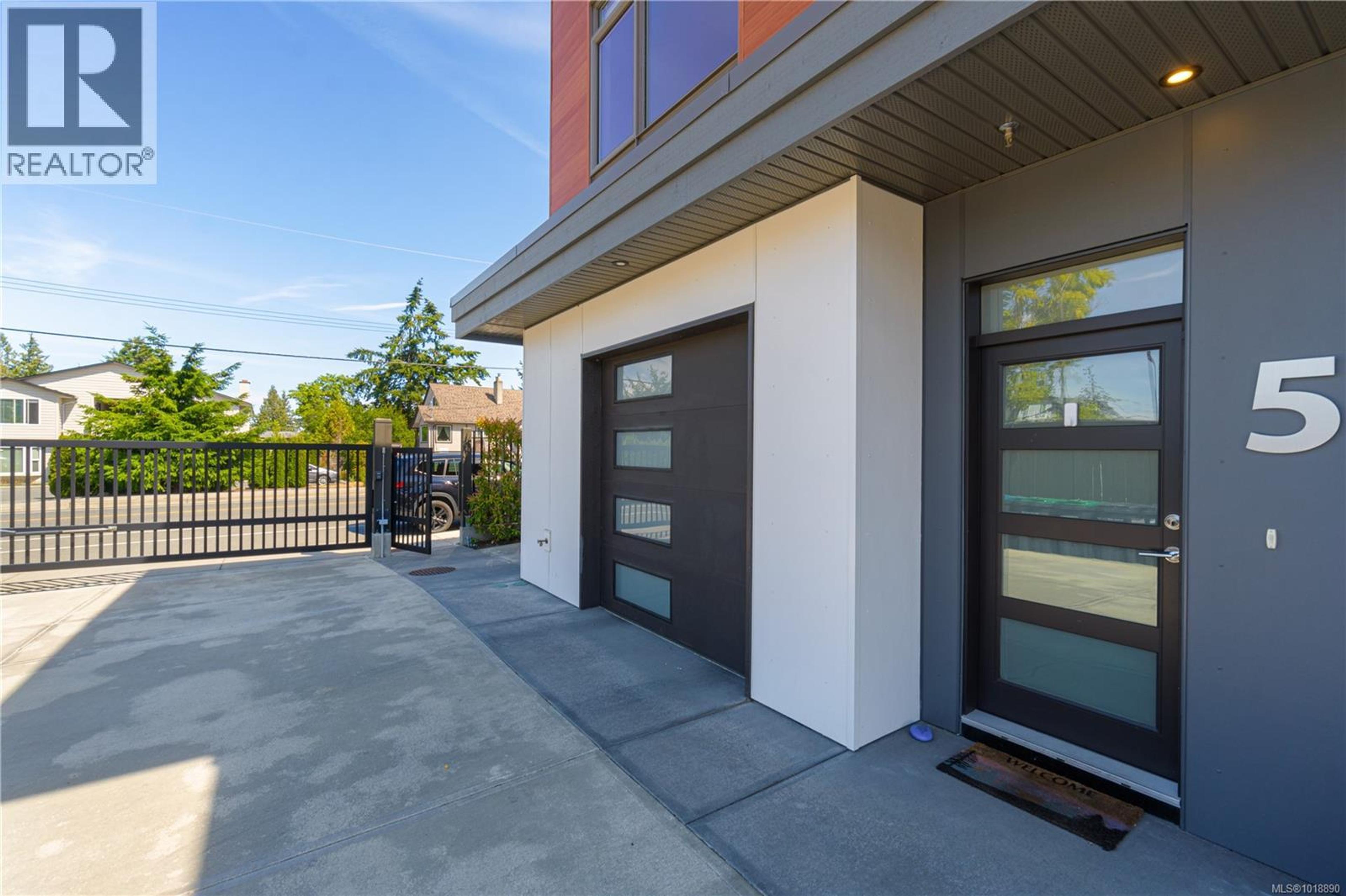 243 Corfield St S, Parksville - Exteriors - Photo 2