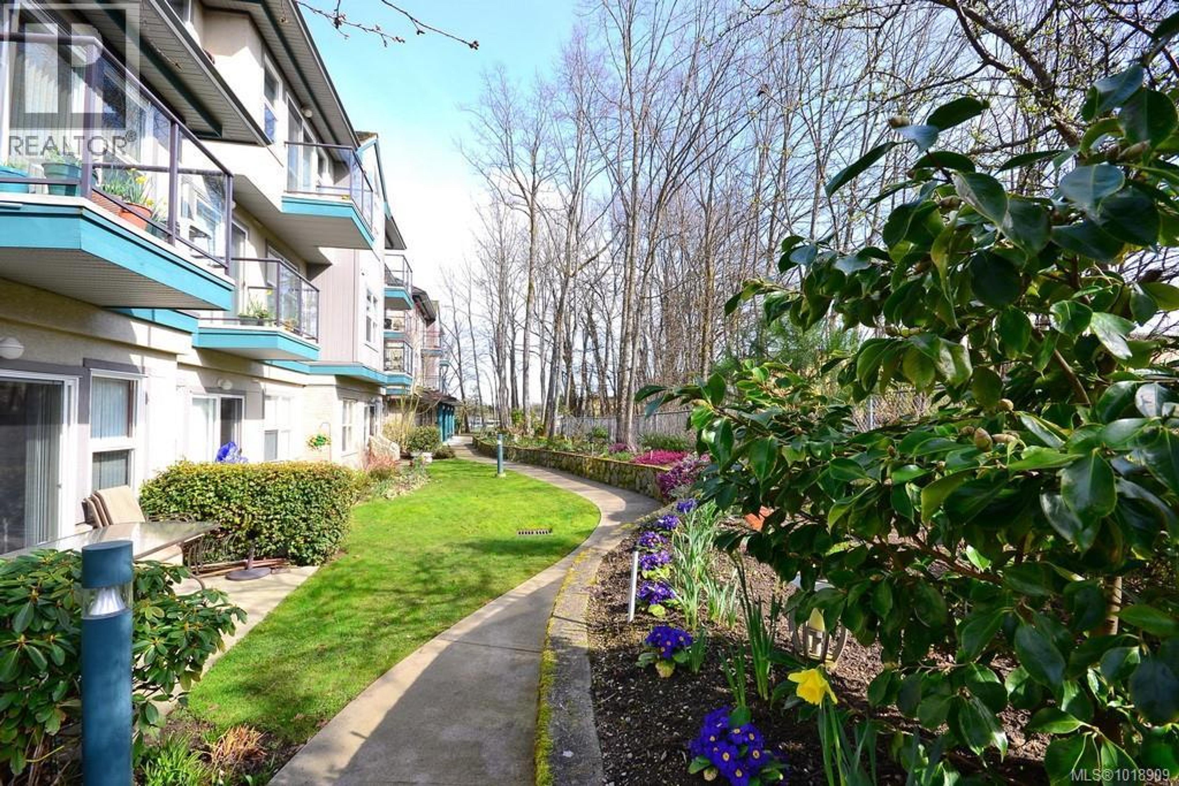 1485 Garnet Rd, Saanich - Exteriors - Photo 4